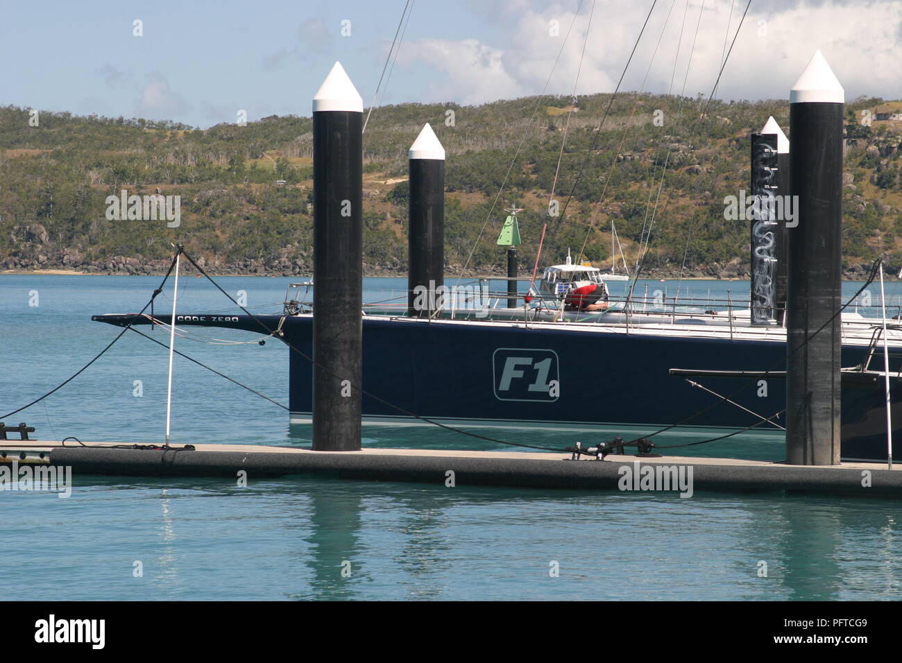 Black Jack amarré à Hamilton Island Marina en préparation de Hamilton Island Race Week 2018. Dent Island dans l'arrière-plan. Banque D'Images