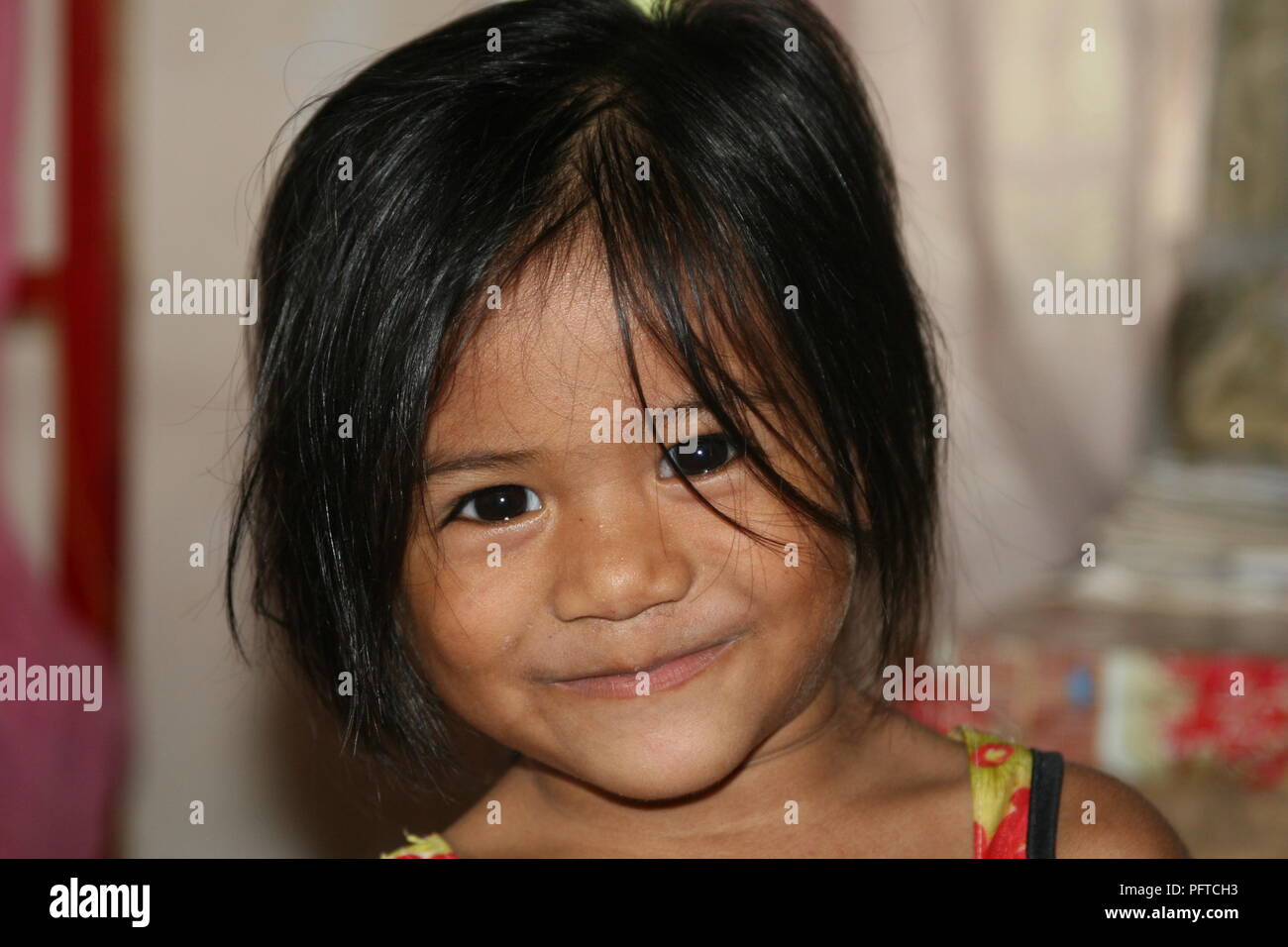 Siem Reap, Cambodge - le 11 octobre 2007. Fille cambodgienne non identifiés autour de 5 ans sourit pour le photographe dans un orphelinat en dehors de Siem Reap Banque D'Images