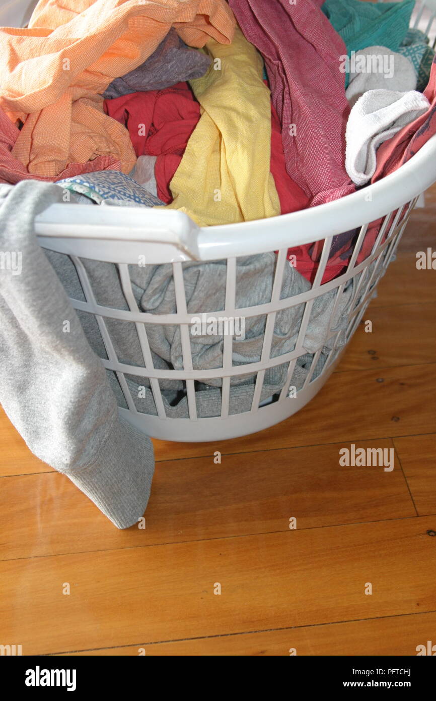 Panier rempli de lave-linge et d'articles fraîchement lavés colorés prêt  pour le pliage ou le repassage Photo Stock - Alamy