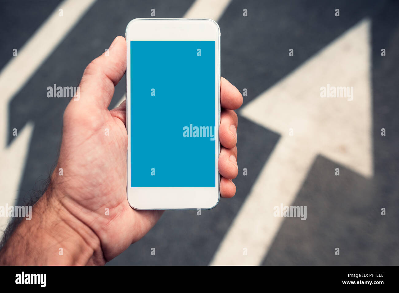 La main avec la maquette du smartphone copie espace, l'homme à l'aide de téléphone mobile contemporain moderne dans la rue en milieu urbain Banque D'Images