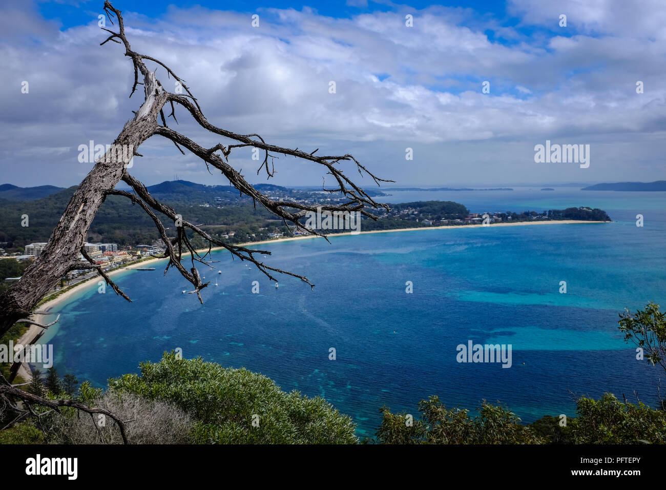 Vue imprenable sur l'océan et la plage sous un ciel nuageux Banque D'Images