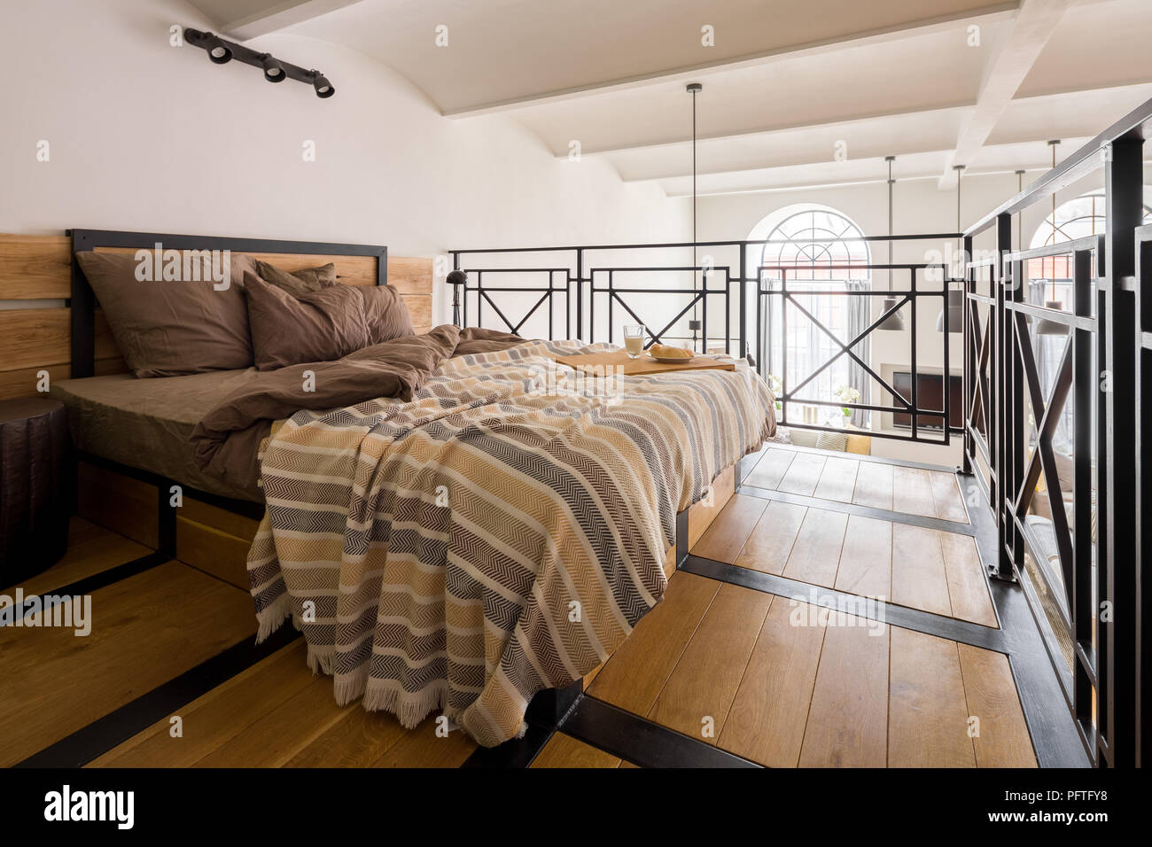 Mezzanine confortable chambre avec un lit double et de sol en bois Banque D'Images