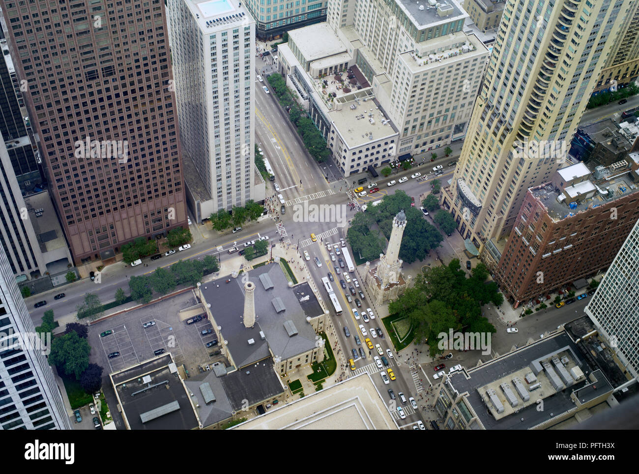 CHICAGO, ILLINOIS, USA - 26 juillet 2009 : Vue aérienne d'une intersection achalandée à Chicago. Banque D'Images