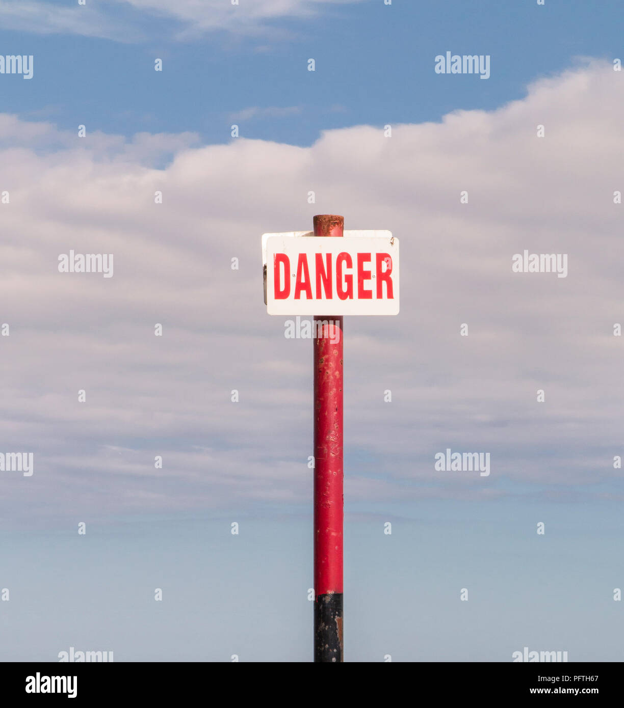 Panneau de danger rouge et blanc Banque de photographies et d’images à ...