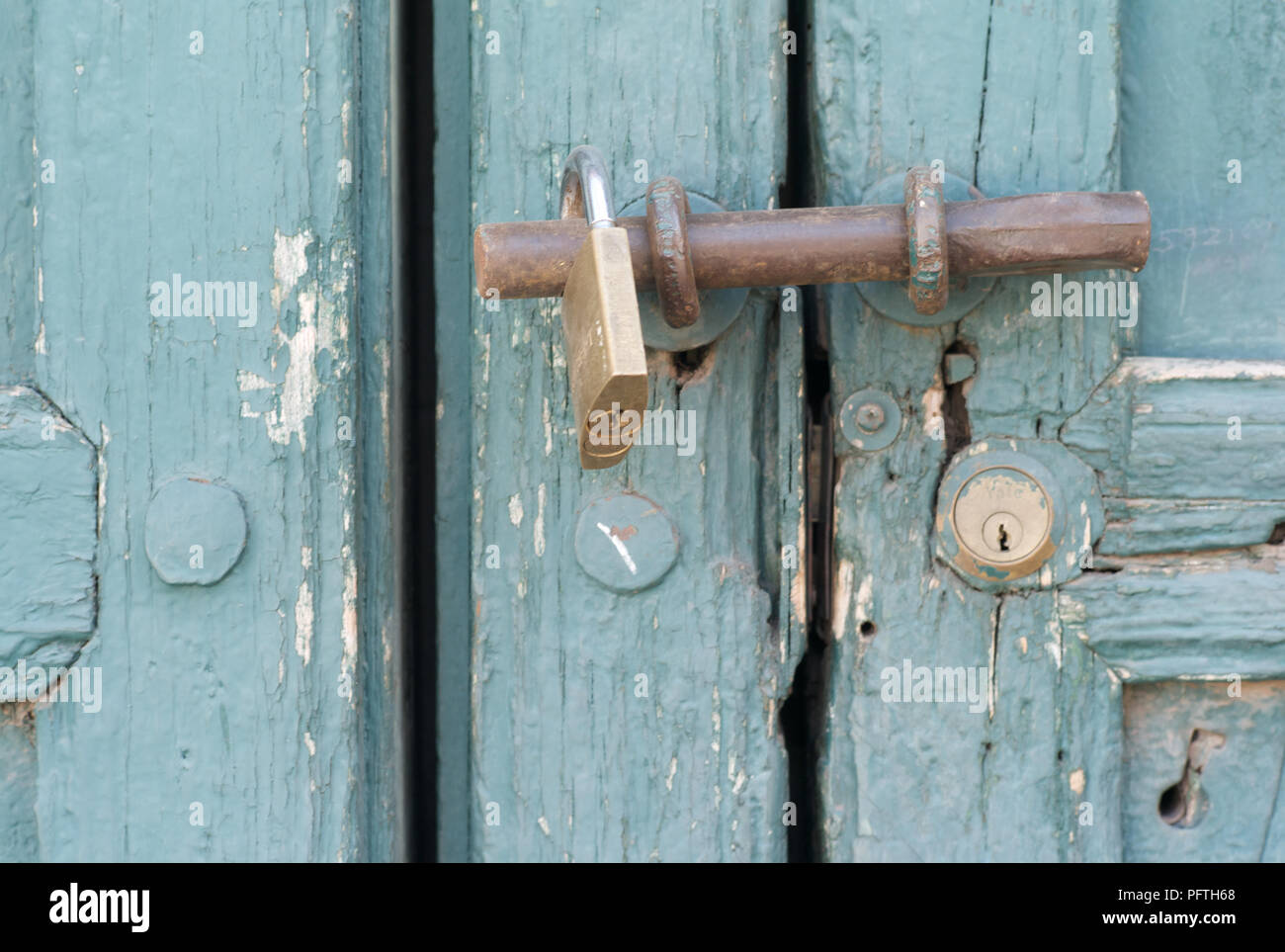 Serrure sur une pittoresque porte verte à Cuzco, Pérou Banque D'Images