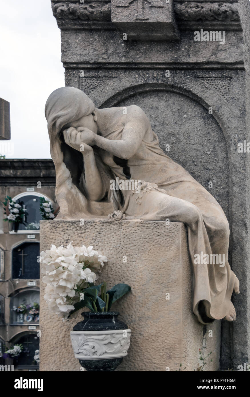 Sculpture de deuil femme pleurer sur une tombe au cimetière de Poblenou. Cimetière de Poblenou est aujourd'hui accueil à d'incroyables sculptures Banque D'Images