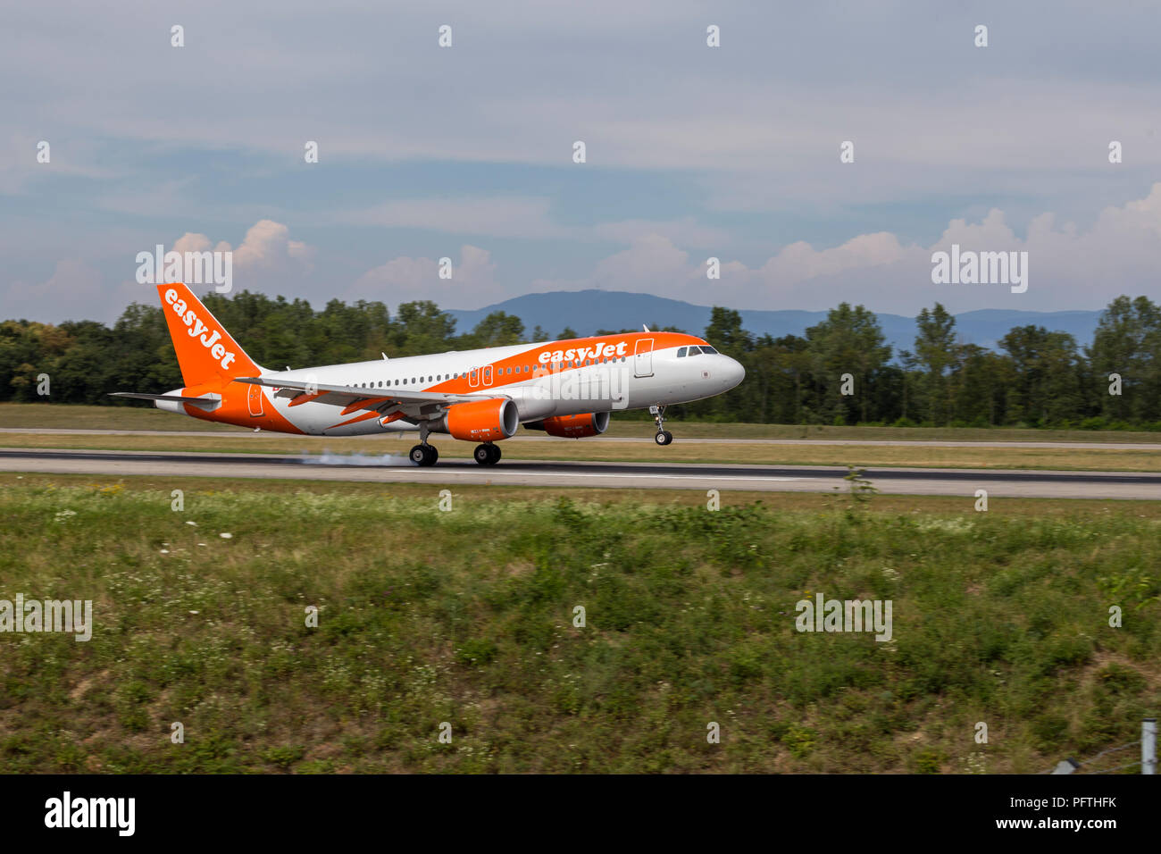 Atterrissage en avion easyJet à l'aéroport de Bâle Photo Stock - Alamy