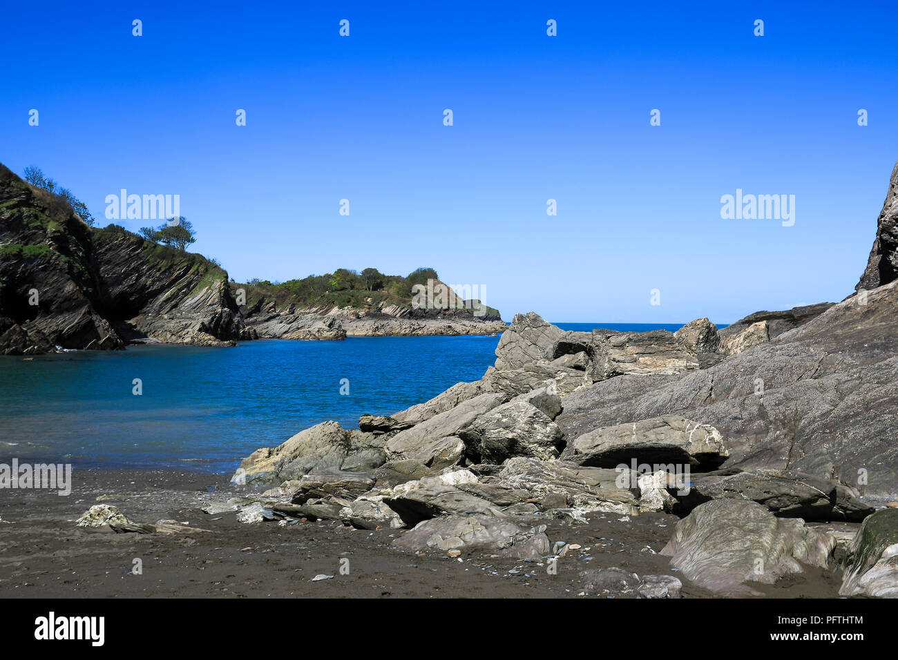 Vue de ciel bleu clair et la mer d'une plage rocheuse, Ilfracoombe, Devon Banque D'Images