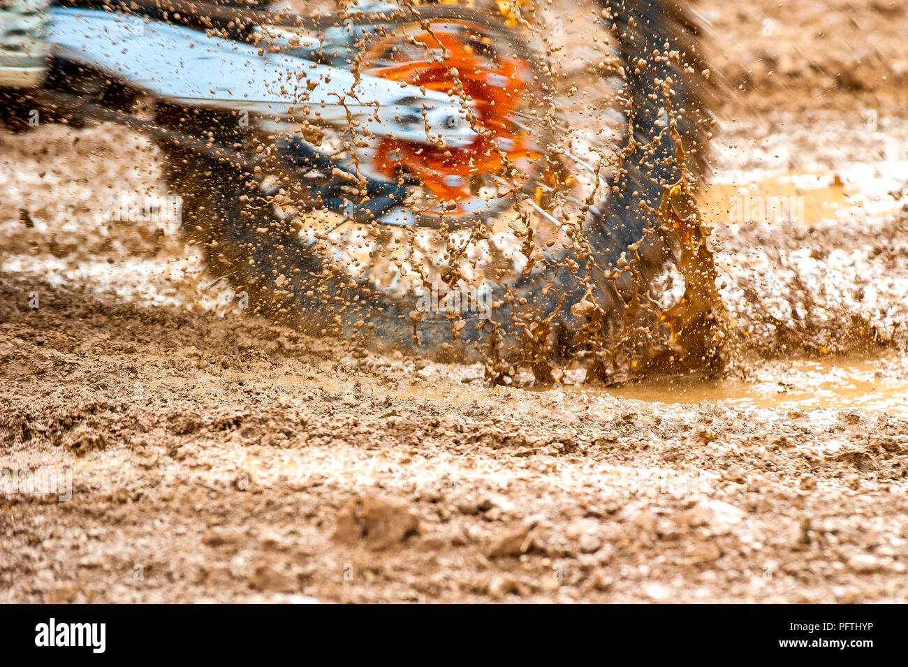 Détail de spinning bike motocross mx dans la boue lourde au cours de la race Banque D'Images