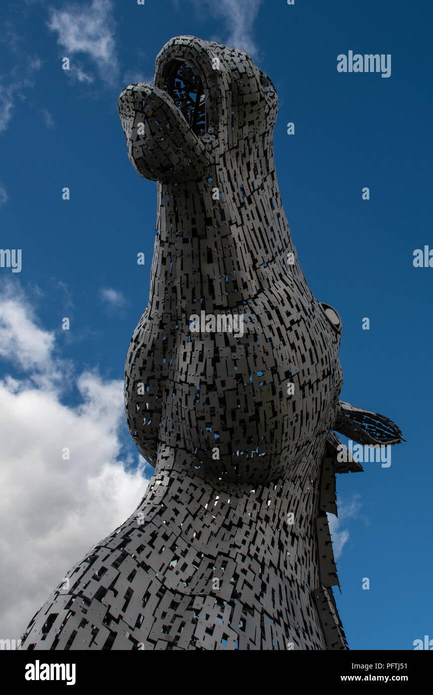 Falkirk, Royaume-Uni - 09 août 2018 : l'un des Kelpies - une paire de grandes statues de tête de cheval en acier inoxydable par le sculpteur Andy Scott un Banque D'Images