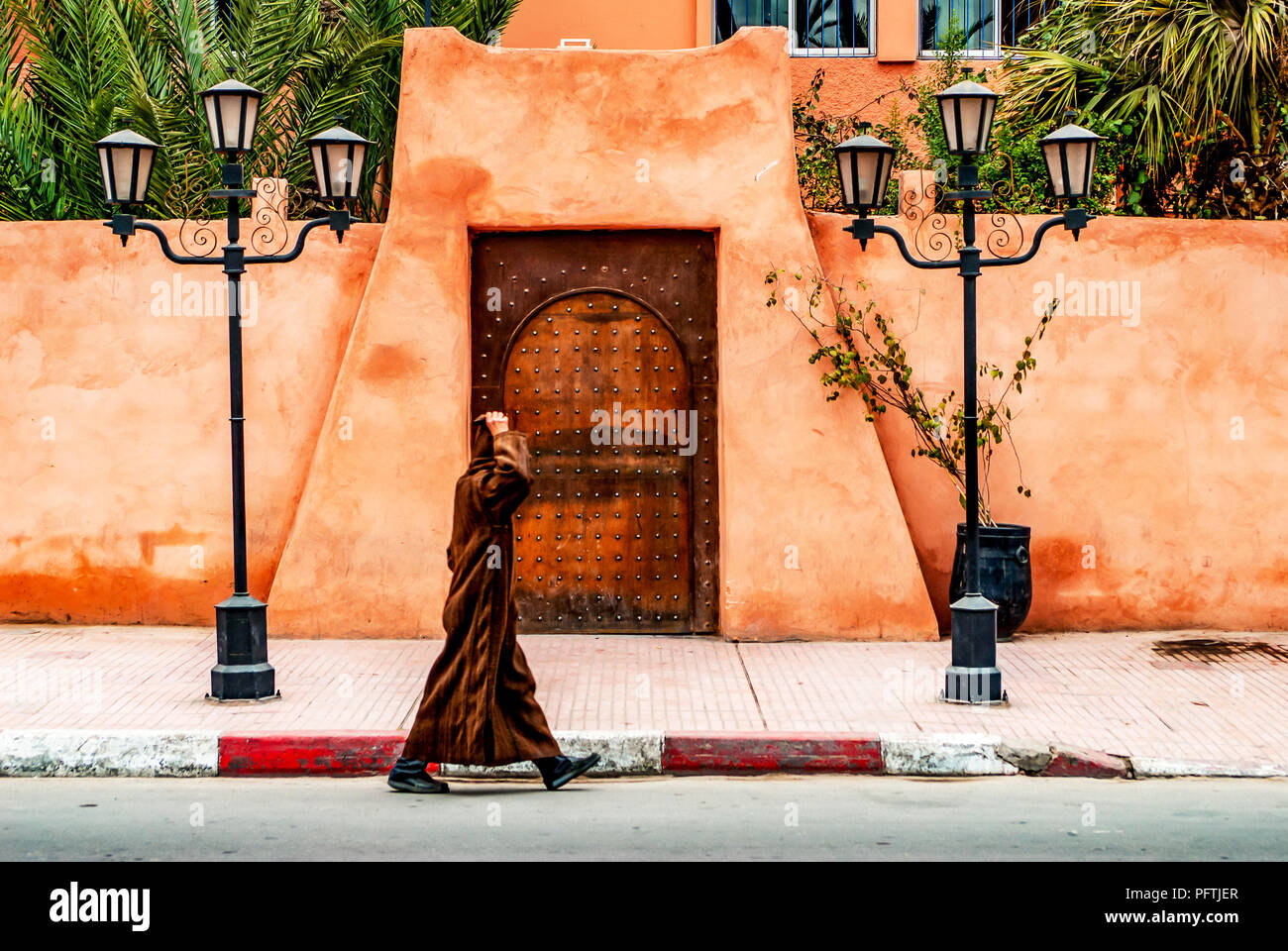Sweats Homme marchant dans la rue marocaine, Marrakech, Maroc Banque D'Images