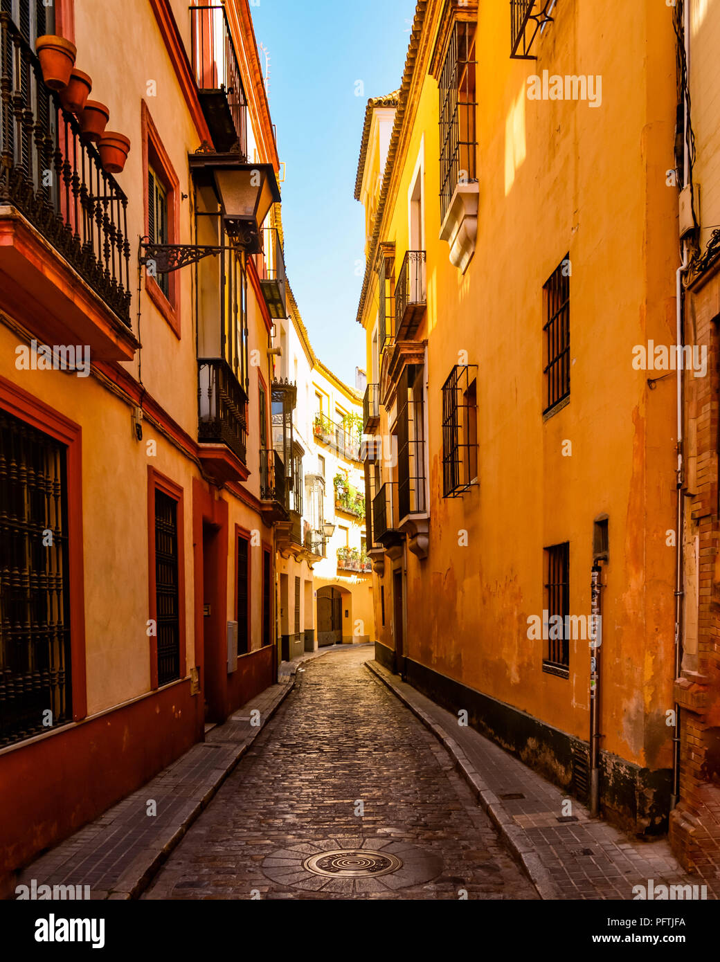 Une ruelle typique de Séville, Espagne Banque D'Images