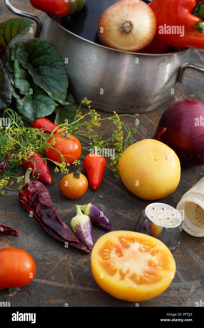 Poivron rouge et oignon frais en pot avec de la tomate, de l'aneth, mangold, et le Chili sur fer backgrownd Banque D'Images