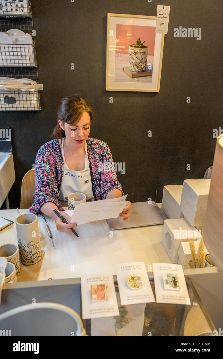 Une jeune femme travaillant dans son atelier de céramique à faire Banque D'Images