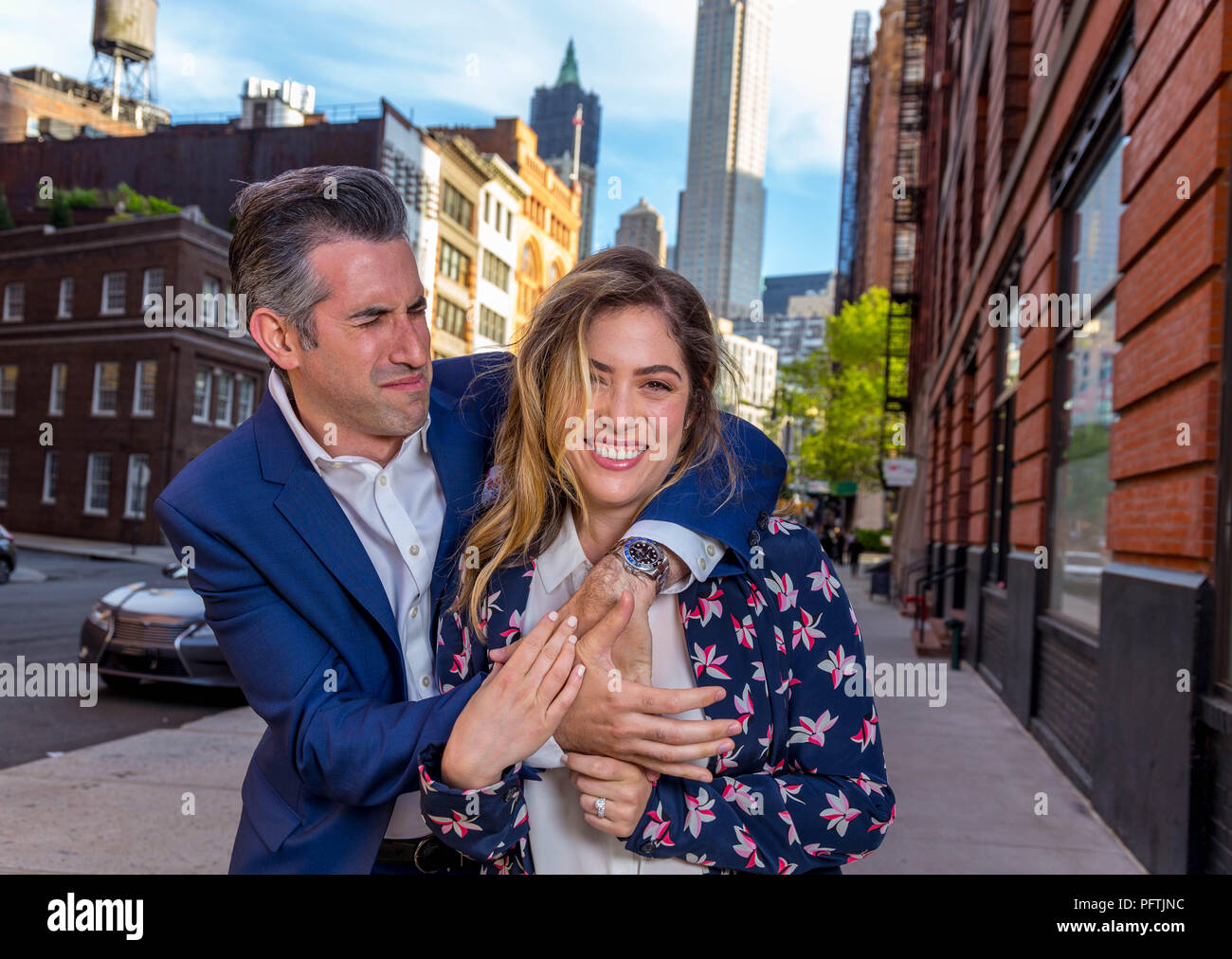 Caucasian New York City Man and Woman Couple stupide loi et avec amour dans les rues de Manhattan Banque D'Images