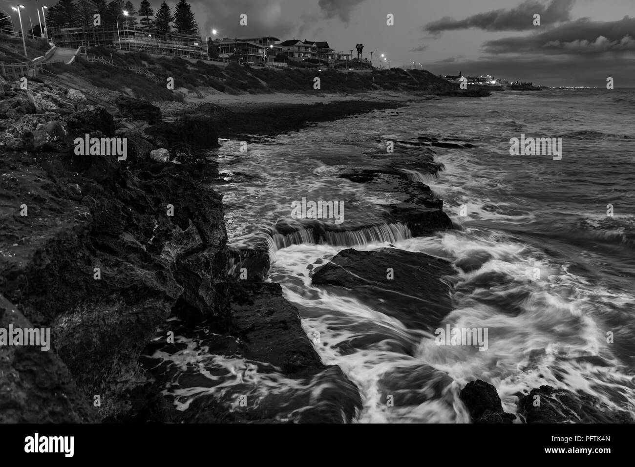 Moody tourné en noir et blanc d'un jour de tempête à North Beach Perth Western Australia Banque D'Images