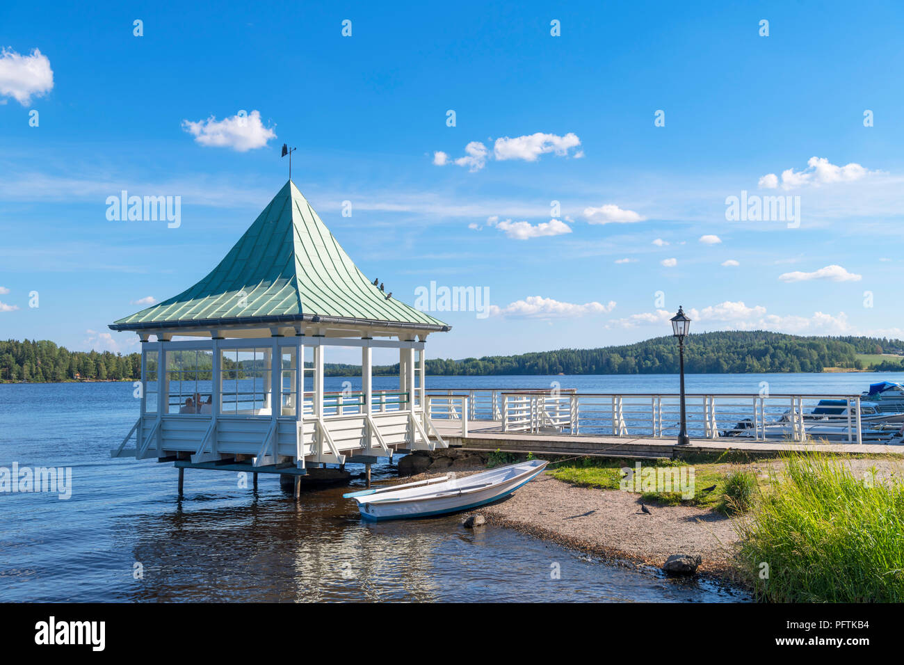 Jetée en bois sur le lac en Norasjön la ville de Nora, comté d'Örebro, Suède, Västmanland Banque D'Images