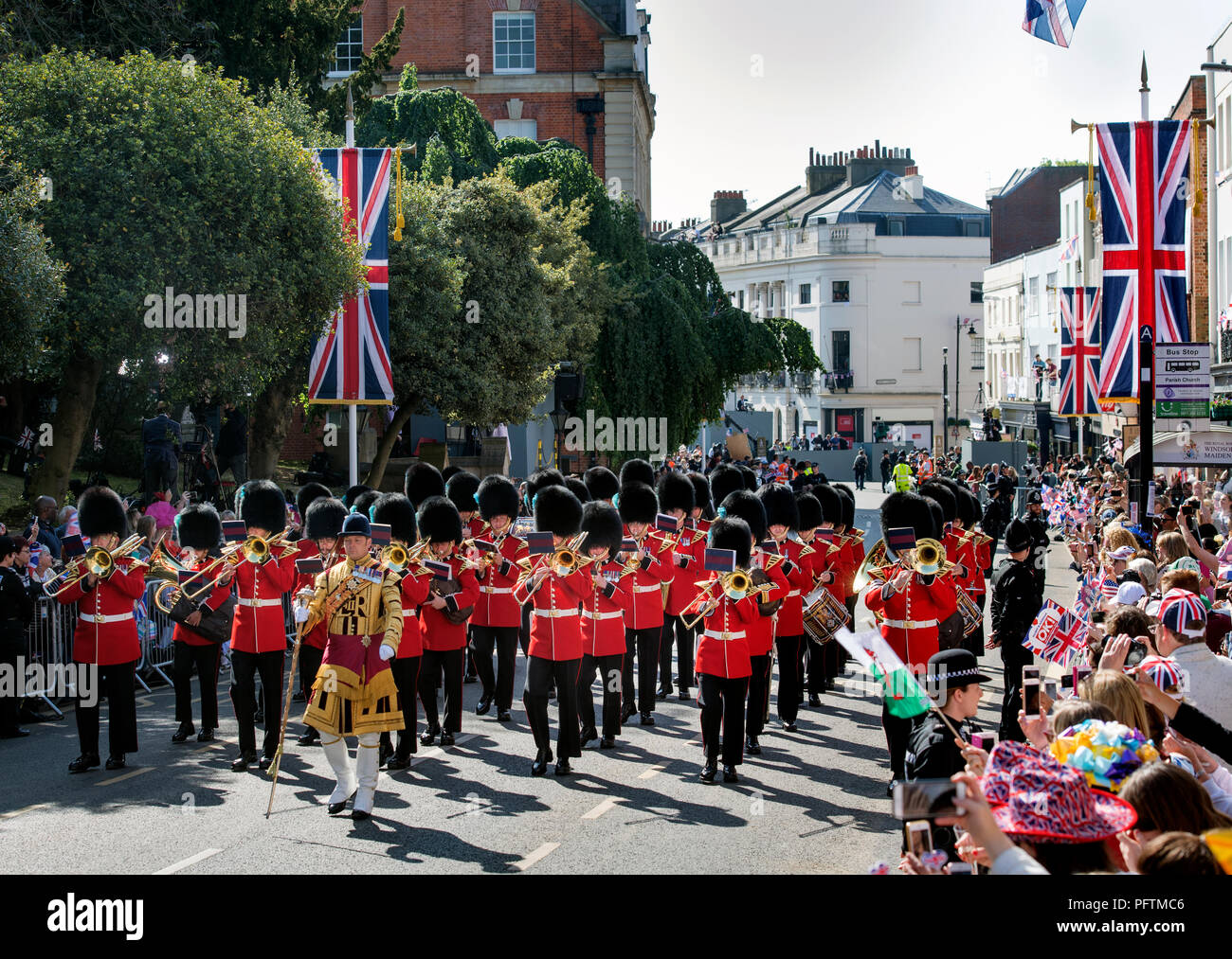 La bande de l'Irish Guards à Windsor le jour du mariage du prince Harry & Meghan Markle avec royal fans bordant la rue haute Banque D'Images