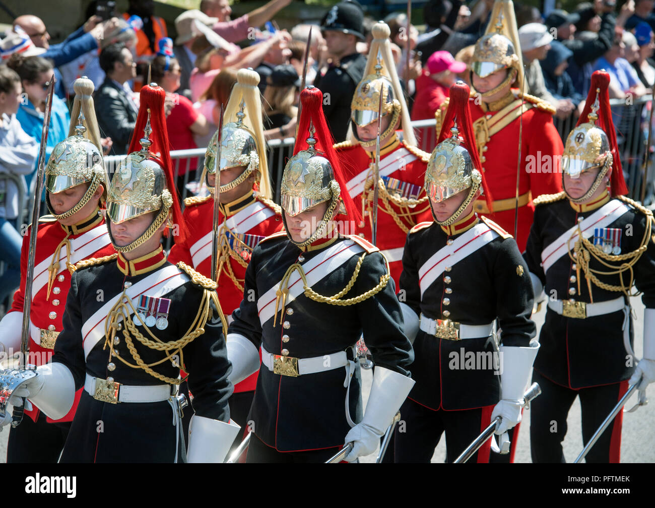 Les membres de la cavalerie de famille Life Guards (tunique rouge) et Blues & tuniques bleues (Royals) mars à Windsor avant le mariage royal Banque D'Images