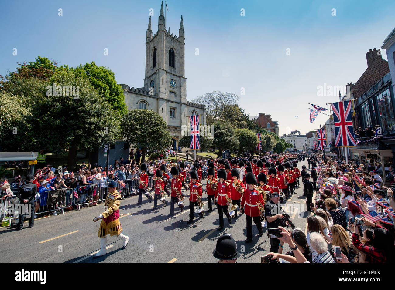 La bande de l'Irish Guards à Windsor le jour du mariage du prince Harry & Meghan Markle avec royal fans bordant la rue haute Banque D'Images