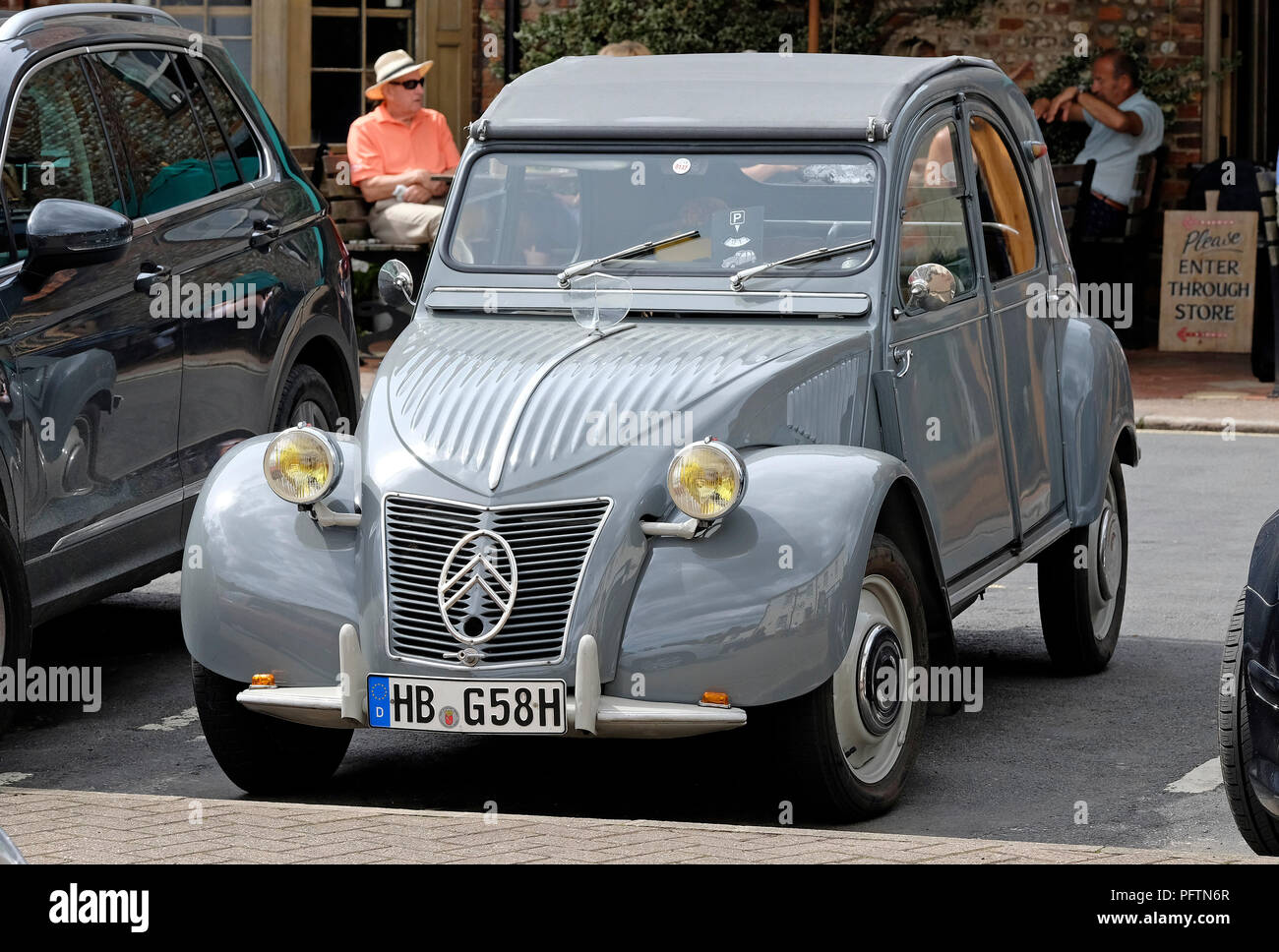 Classic vintage Citroen 2CV garée dans holt, North Norfolk, Angleterre Banque D'Images