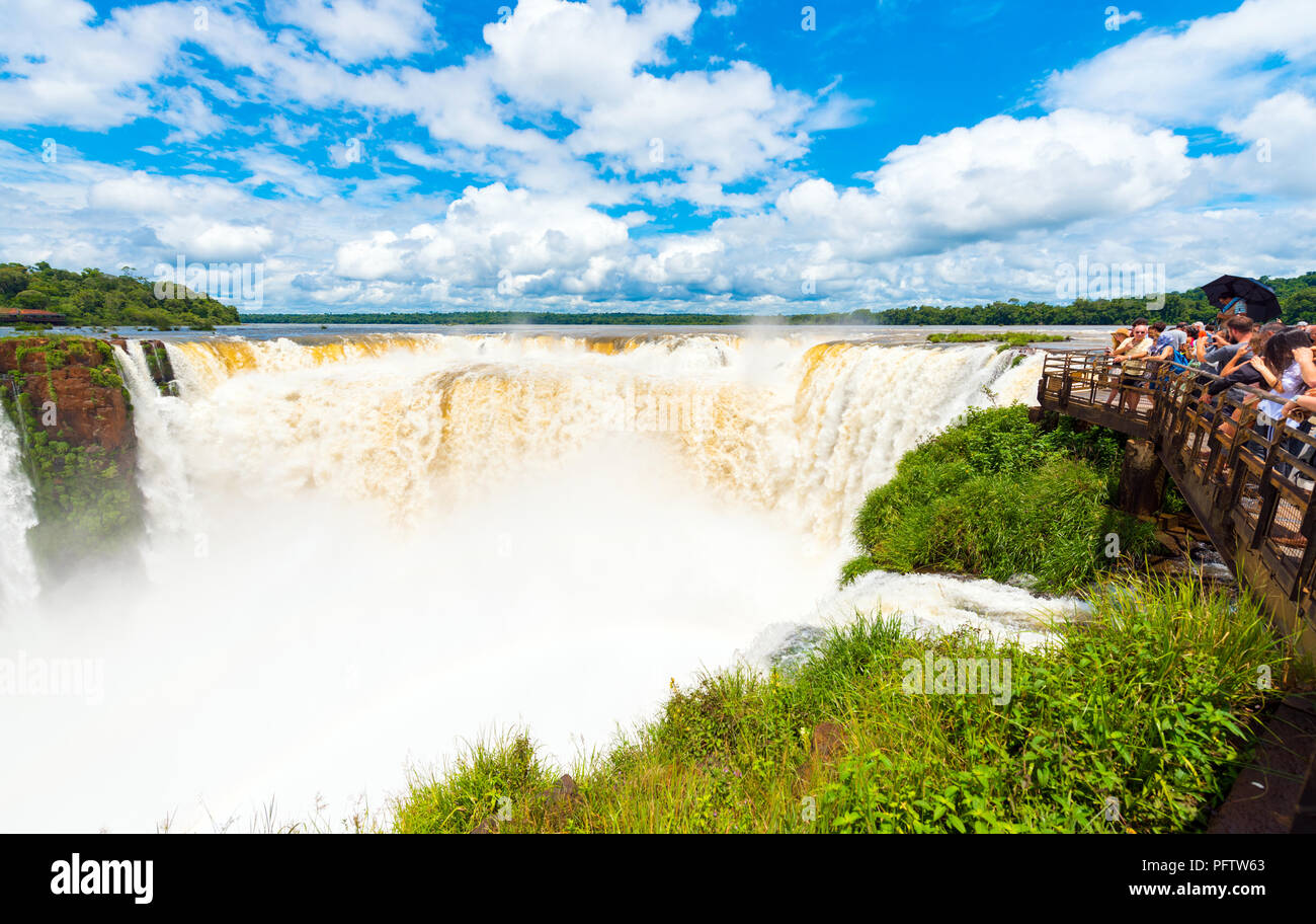 Le Brésil, l'Argentine - 29 décembre 2017 : vue sur la cascade de la rivière Iguazu. L'espace de copie pour le texte Banque D'Images
