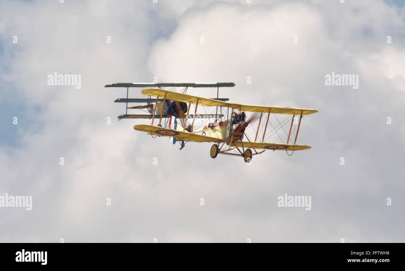 L'équipe de démonstration de la Grande Guerre Bremont - Royal Aircraft Factory SE2c et d'un Fokker DR1 triplan de reproduisant une guerre mondiale 1 dogfight au 2018 RIAT Banque D'Images