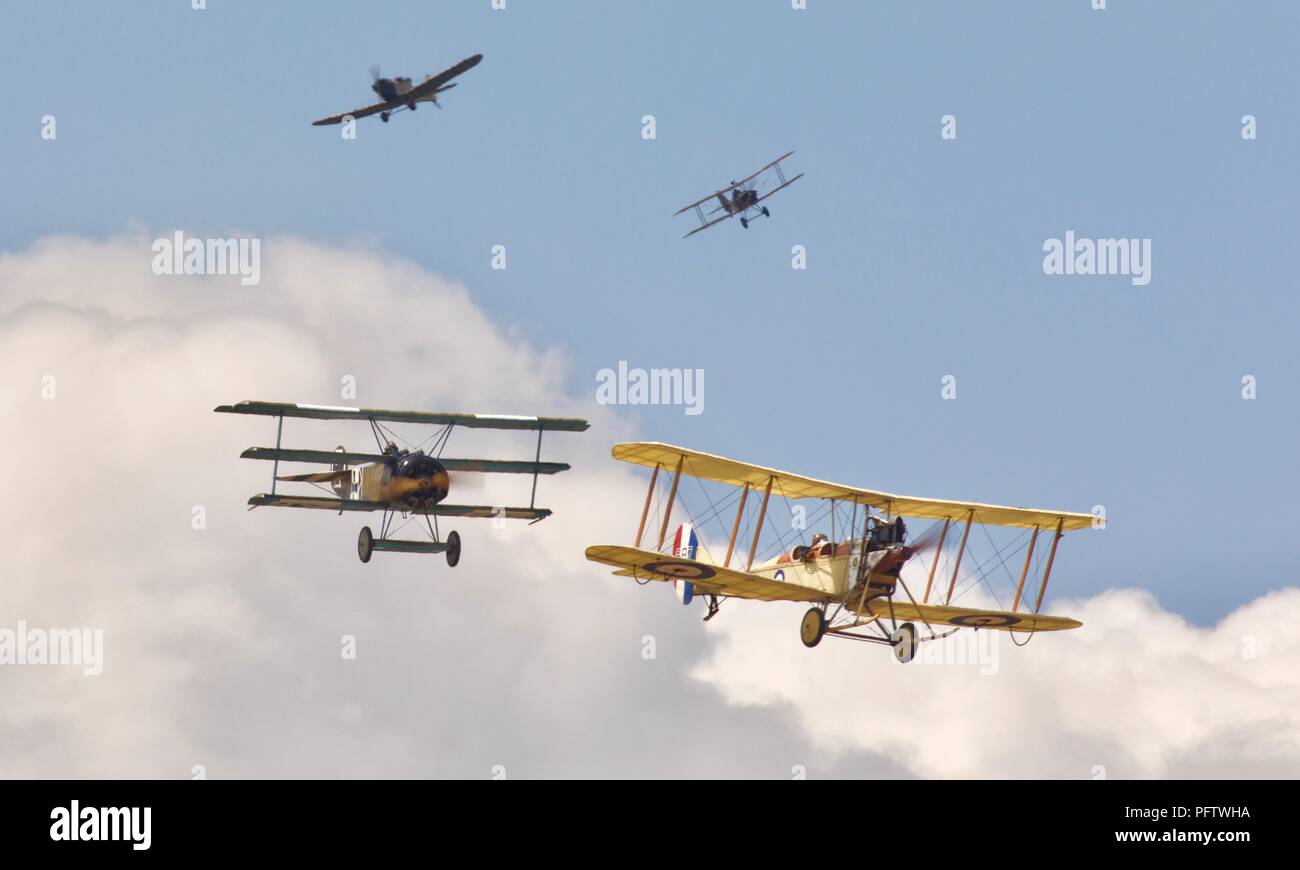 L'équipe de démonstration de la Grande Guerre Bremont - avions alliés et allemands effectuant de reconstitution WW1 combat aérien aérienne au Royal International Air Tattoo 2018 Banque D'Images