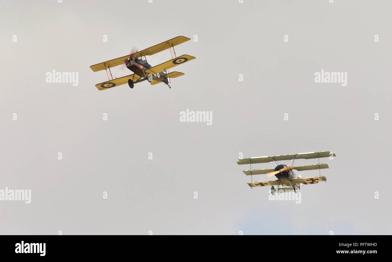 L'équipe de démonstration de la Grande Guerre Bremont - Royal Aircraft Factory SE5a poursuivi par un Fokker DR1 triplan allemand au Royal International Air Tattoo 2018 Banque D'Images