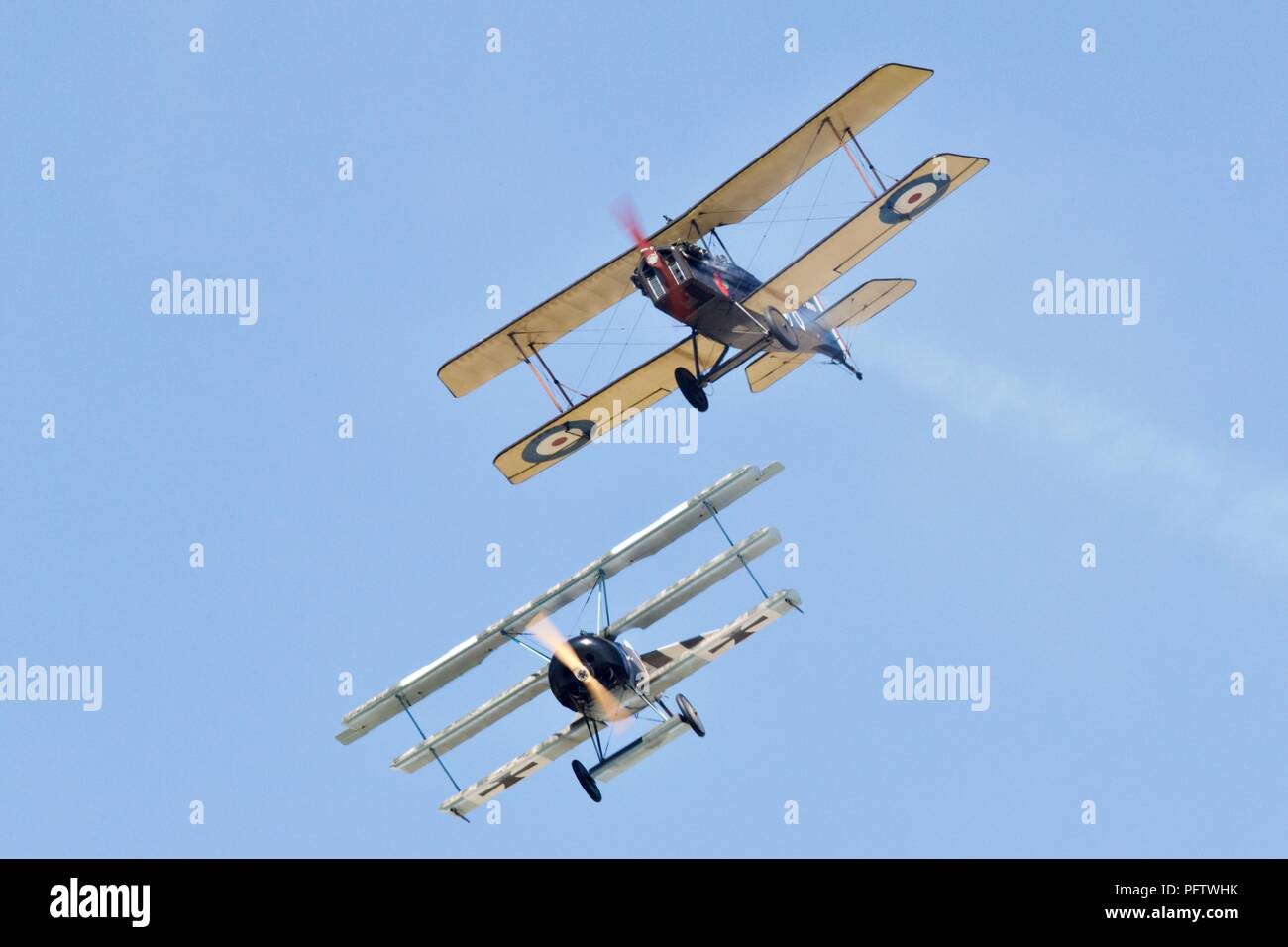 L'équipe de démonstration de la Grande Guerre Bremont - Royal Aircraft Factory SE5a poursuivi par un Fokker DR1 triplan allemand au Royal International Air Tattoo 2018 Banque D'Images
