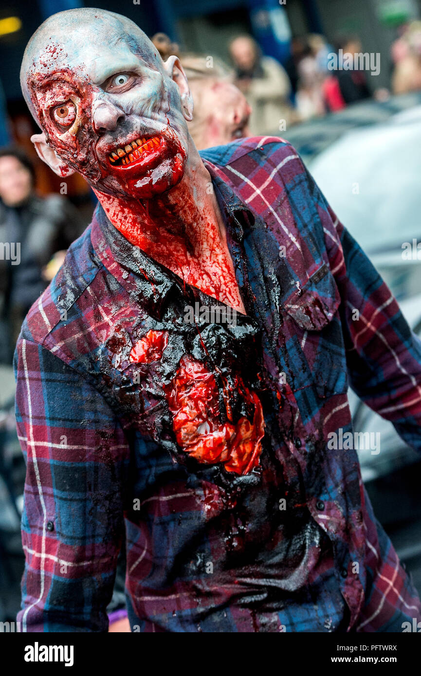 En participant et maquillage complet costume lors de l'Assemblée World Zombie Day - Londres - 7 octobre 2017, Londres, Angleterre Banque D'Images