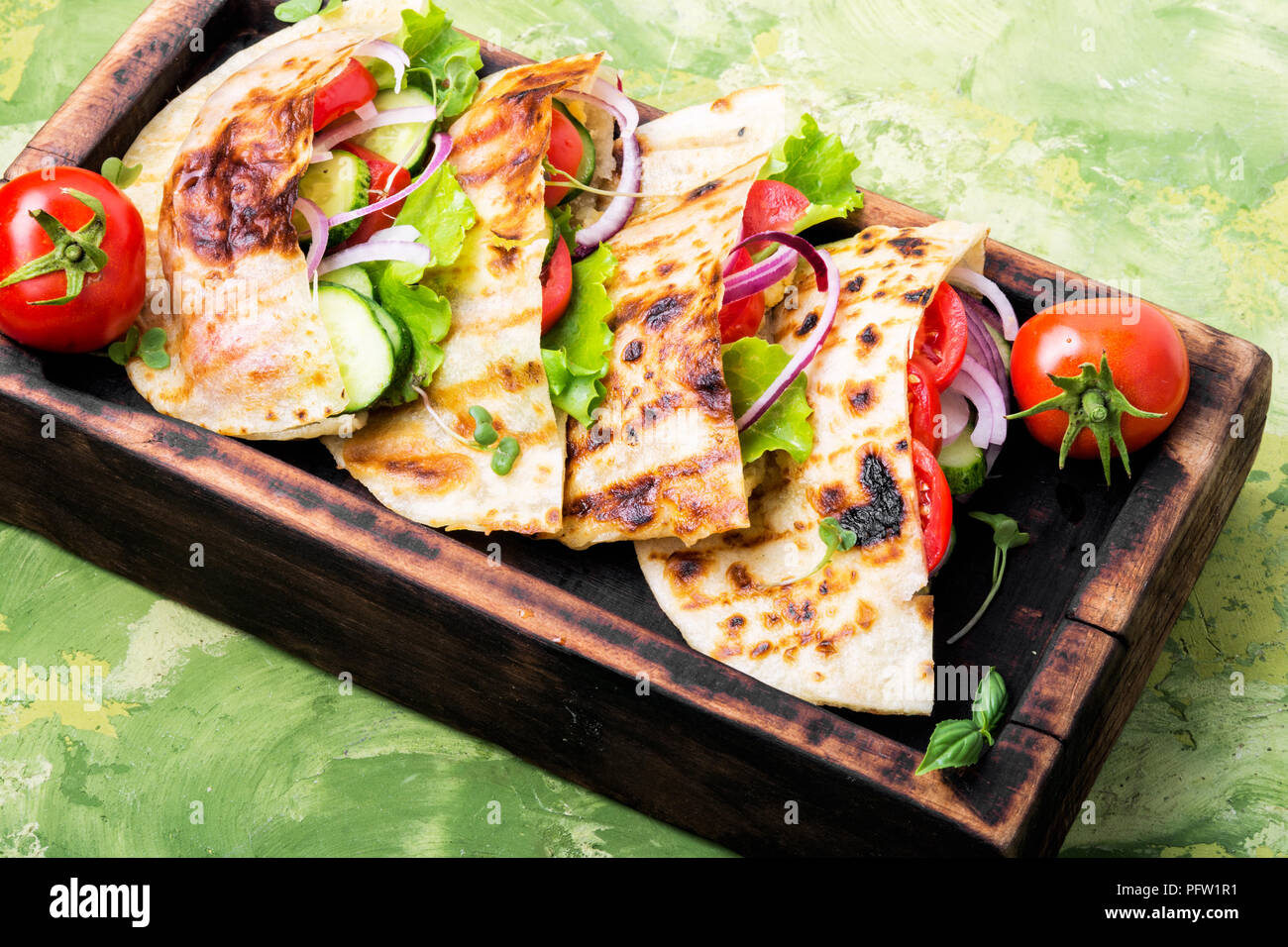 Sandwich Pita végétarien avec légumes frais.aliment diététique. Vegan. Banque D'Images