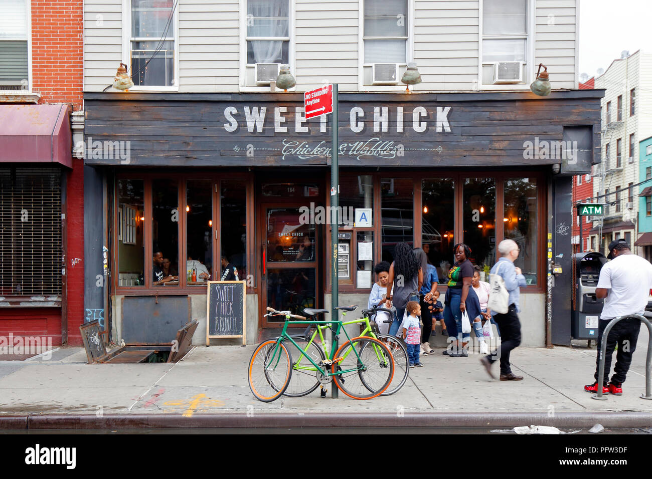 Sweet Chick, 164 Bedford Ave, Brooklyn, NY. Extérieur d'un restaurant de poulet et de gaufres frits du sud dans le quartier de Williamsburg. Banque D'Images