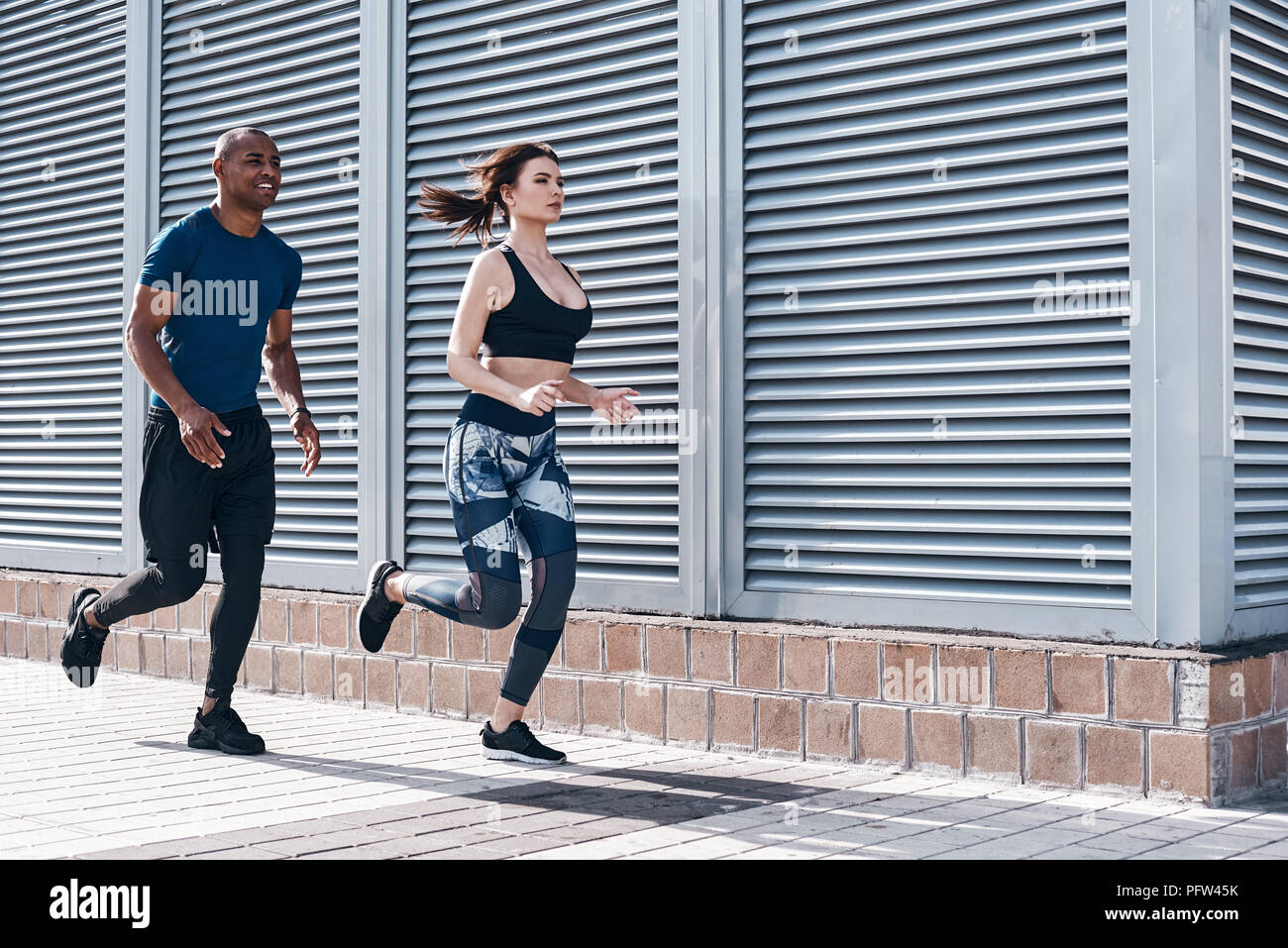 Sports urbains. Toute la longueur du jeune couple en vêtements de sport de la ville street ensemble Banque D'Images