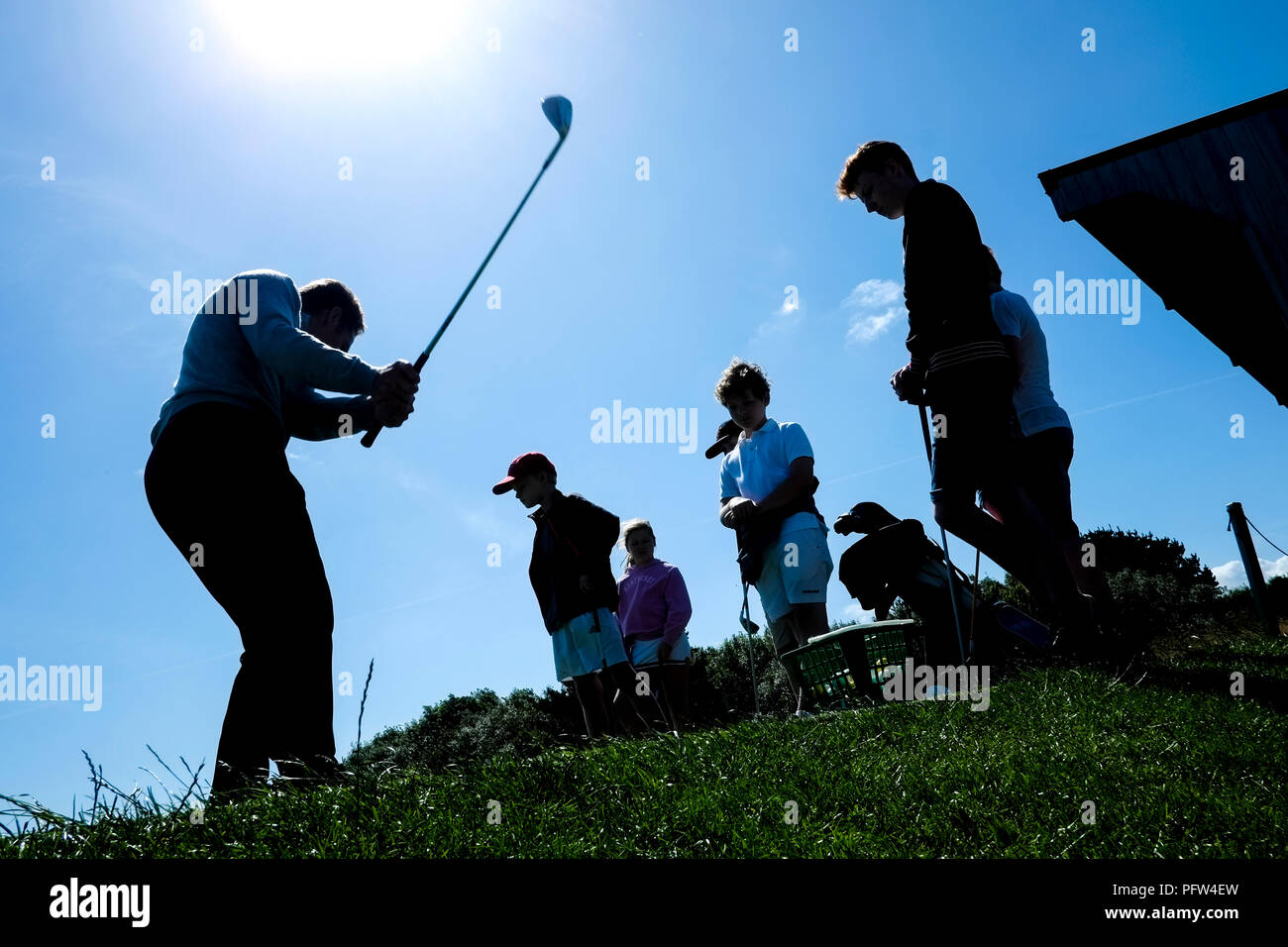 Les enfants et les adolescents ayant une leçon de golf. Cornwall Polzeath Banque D'Images
