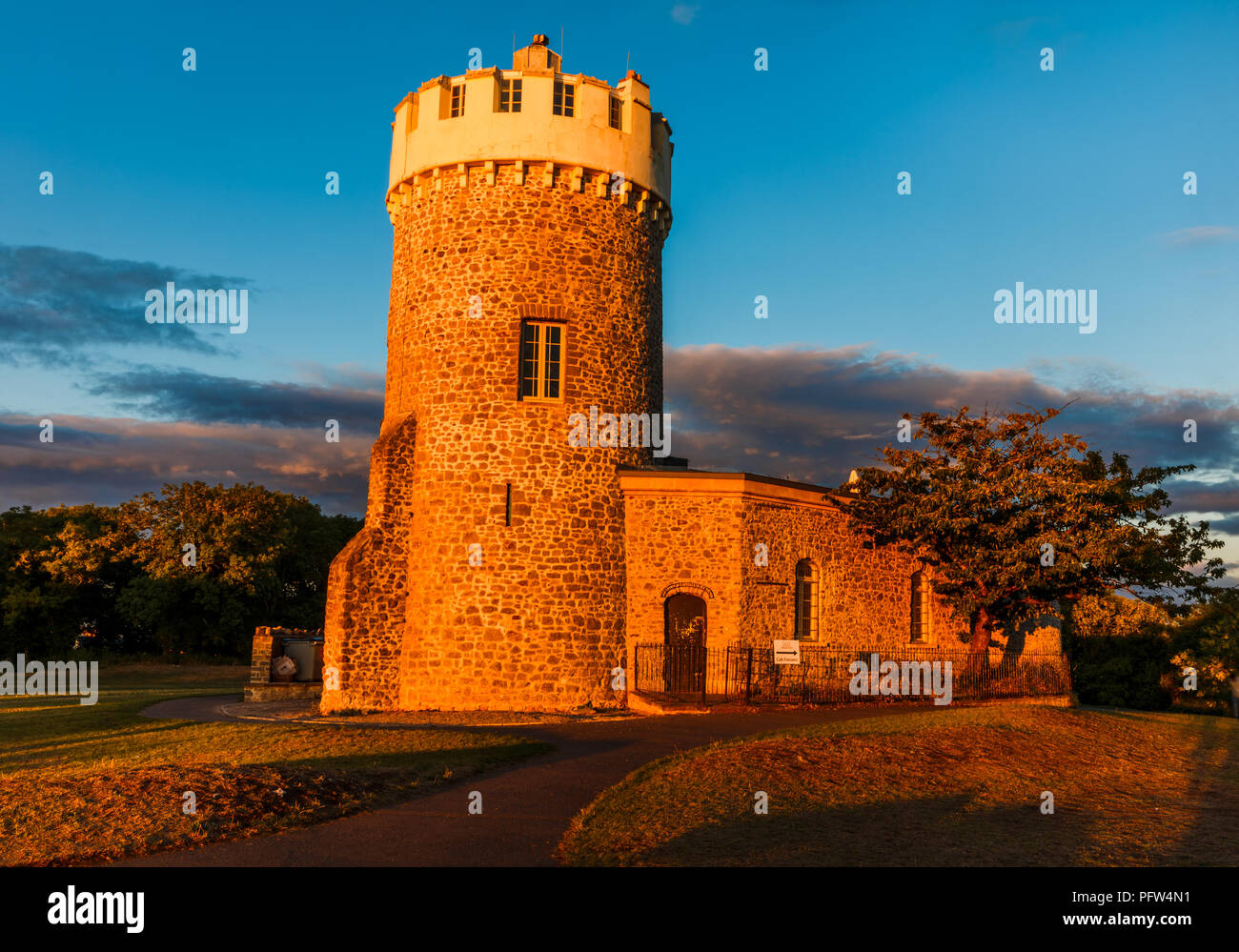 L'Observatoire de Clifton au coucher du soleil sous un ciel bleu avec des nuages gris dans le matériel roulant. Banque D'Images