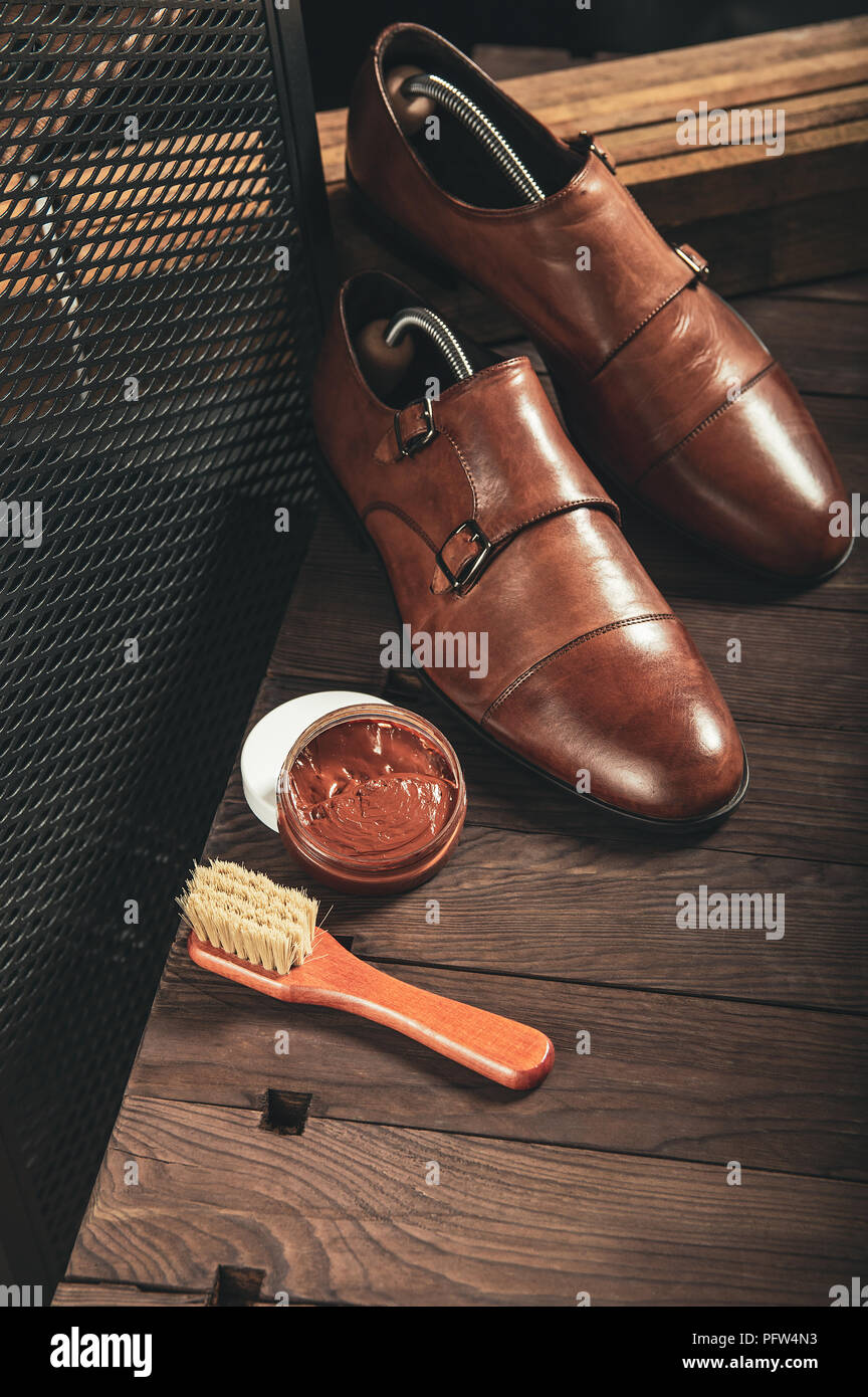 Photos de moine homme vertical et de cirage à chaussures marron Photo Stock  - Alamy