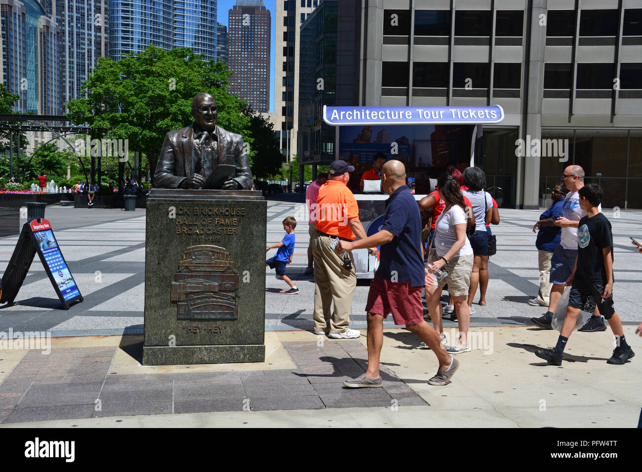 Les touristes passent devant la sculpture d'oursons 2000 annonceur Jack Brickhouse en dehors de la Tribune Tower dans la cour Pioneer plaza sur Michigan Avenue. Banque D'Images