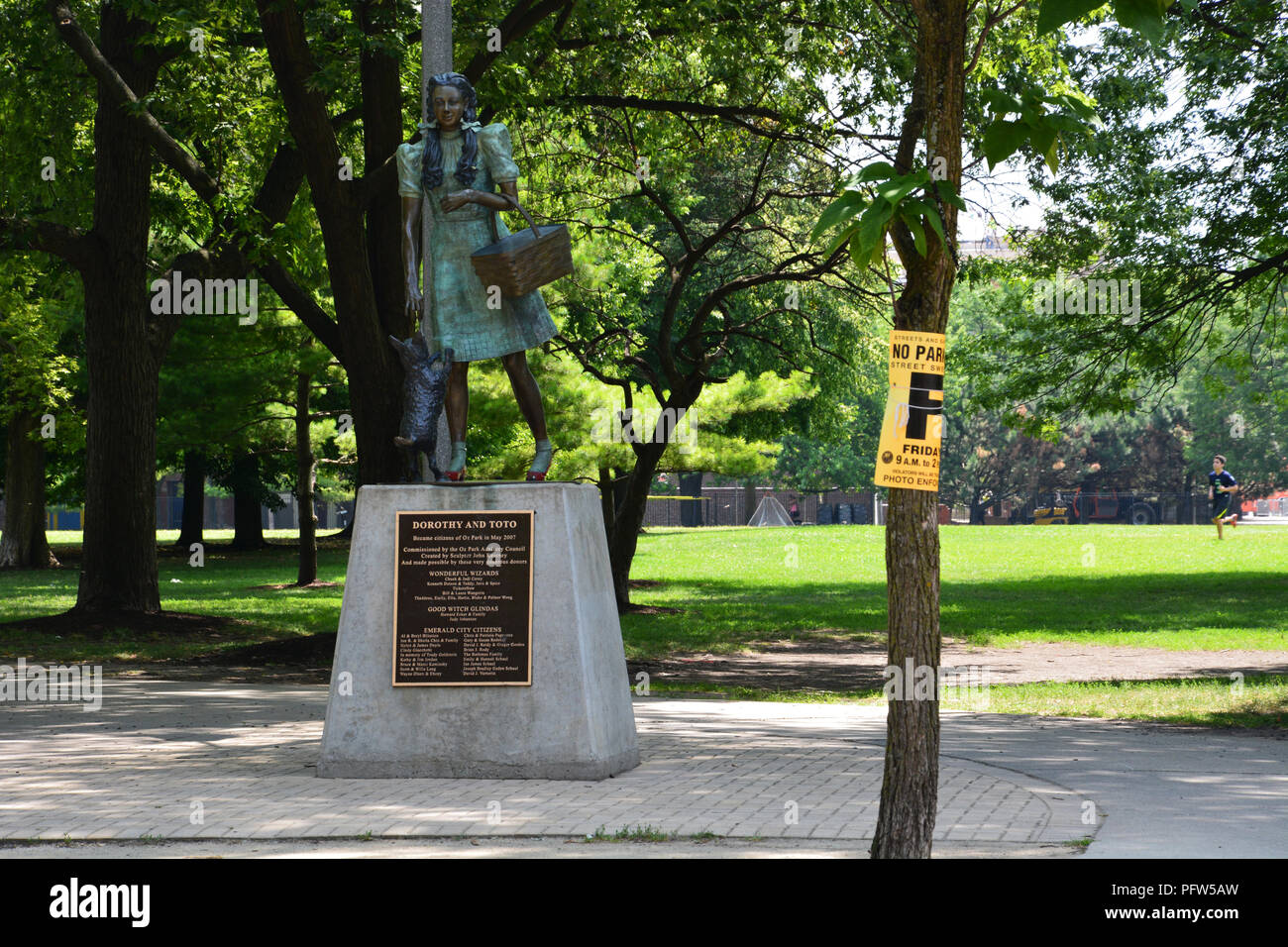 Statue de Dorothy et toto accueille les visiteurs à Oz Park de Chicago's Lincoln Park sur le côté nord près de. Banque D'Images