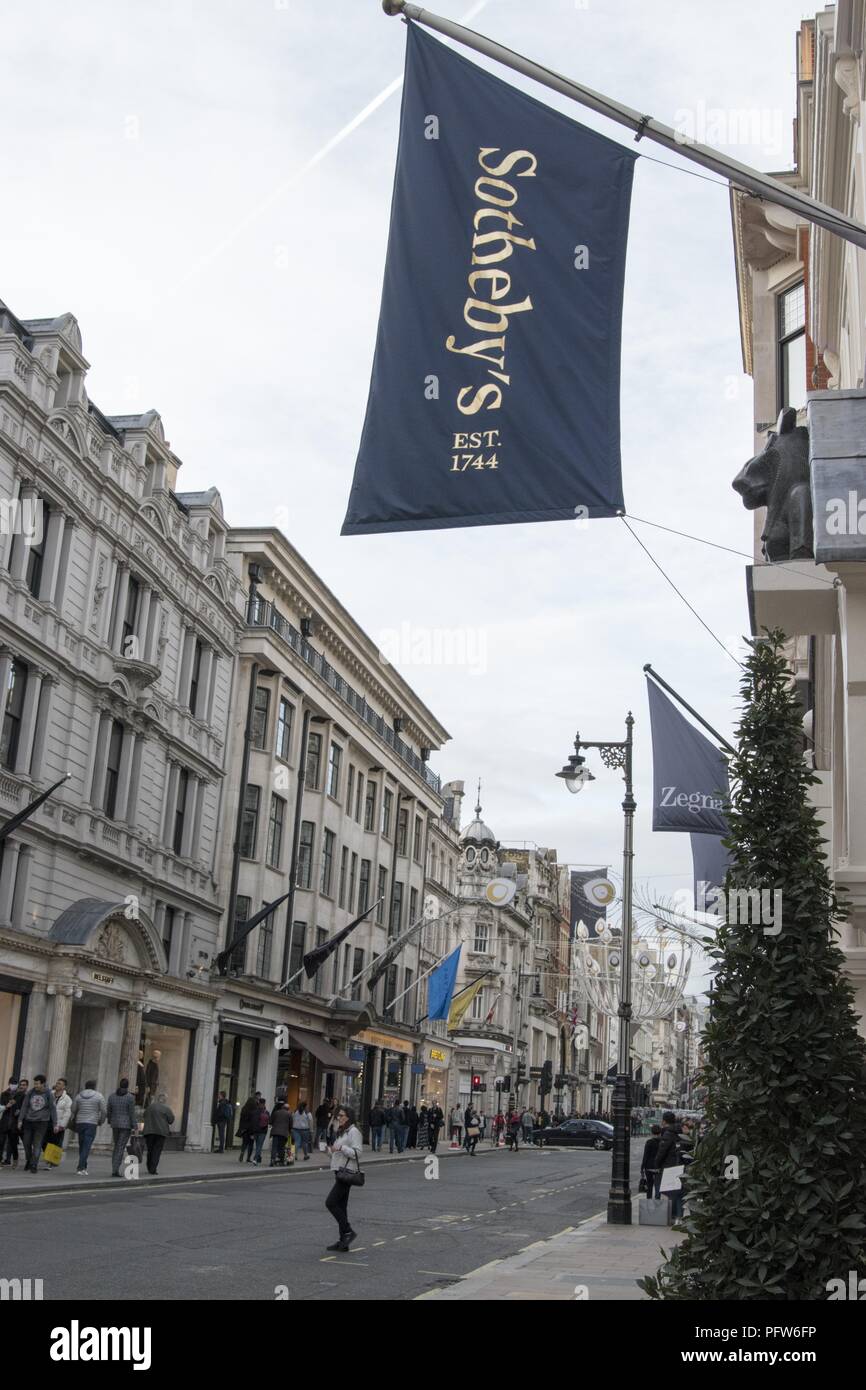 'Sotheby's" et "Zegna' bâtiments magasin décoré de bannières drapeau à la Bond Street, Londres, Angleterre, le 28 octobre 2017. () Banque D'Images