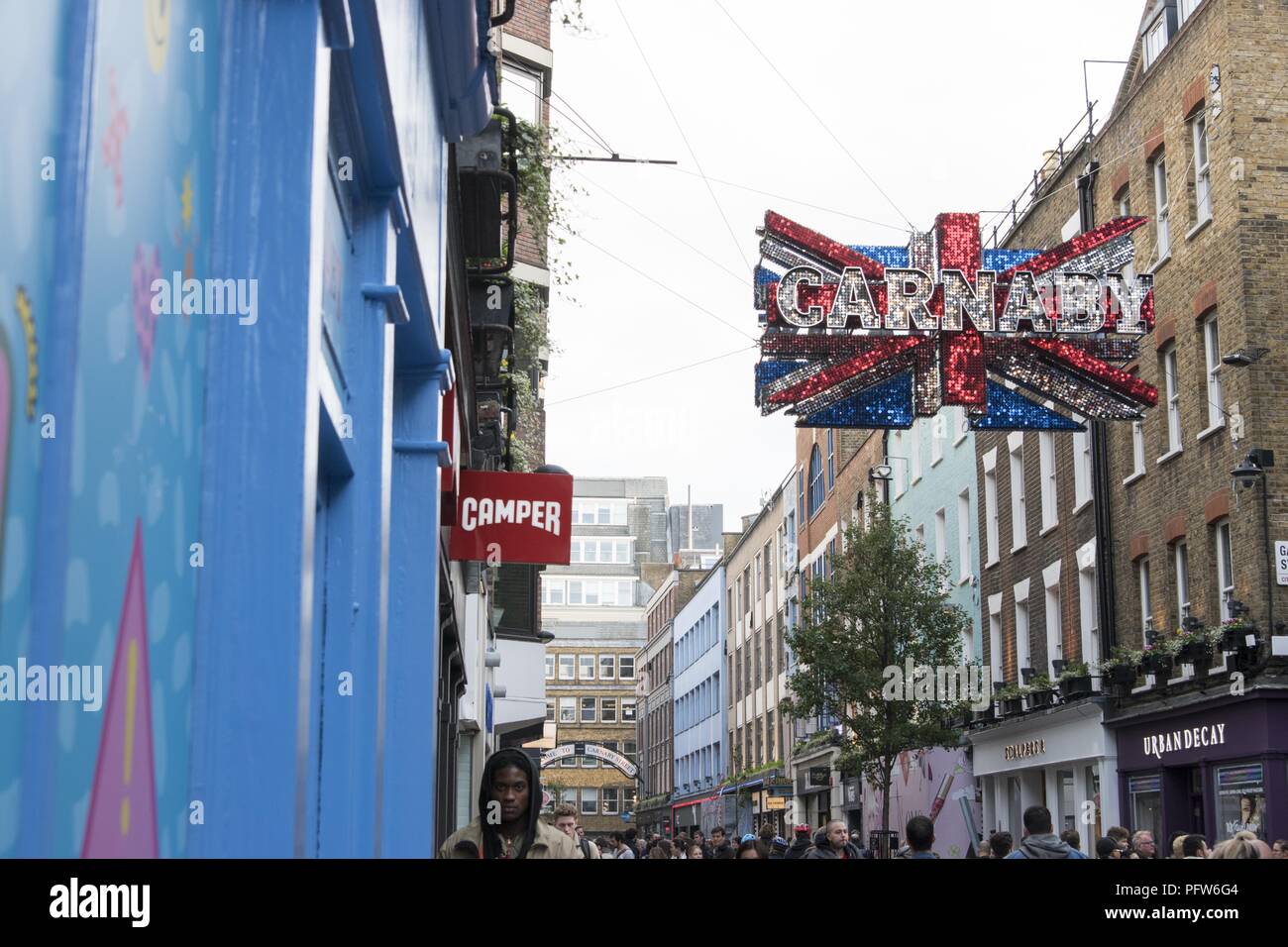 Carnaby Street bondé et drapeau anglais Carnaby signe, Londres, Angleterre, le 28 octobre 2017. () Banque D'Images
