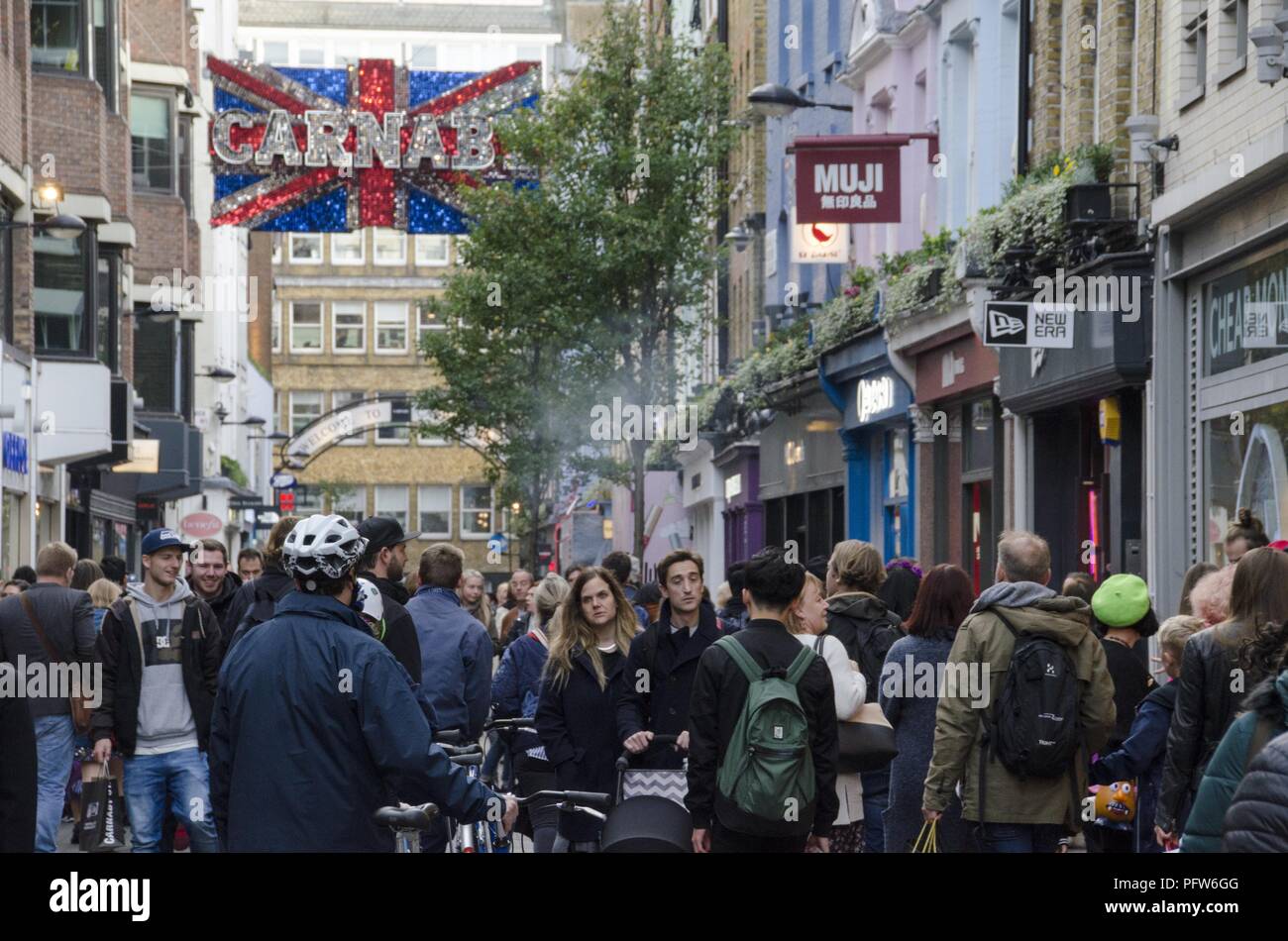 Carnaby Street bondé et drapeau anglais Carnaby signe, Londres, Angleterre, le 28 octobre 2017. () Banque D'Images