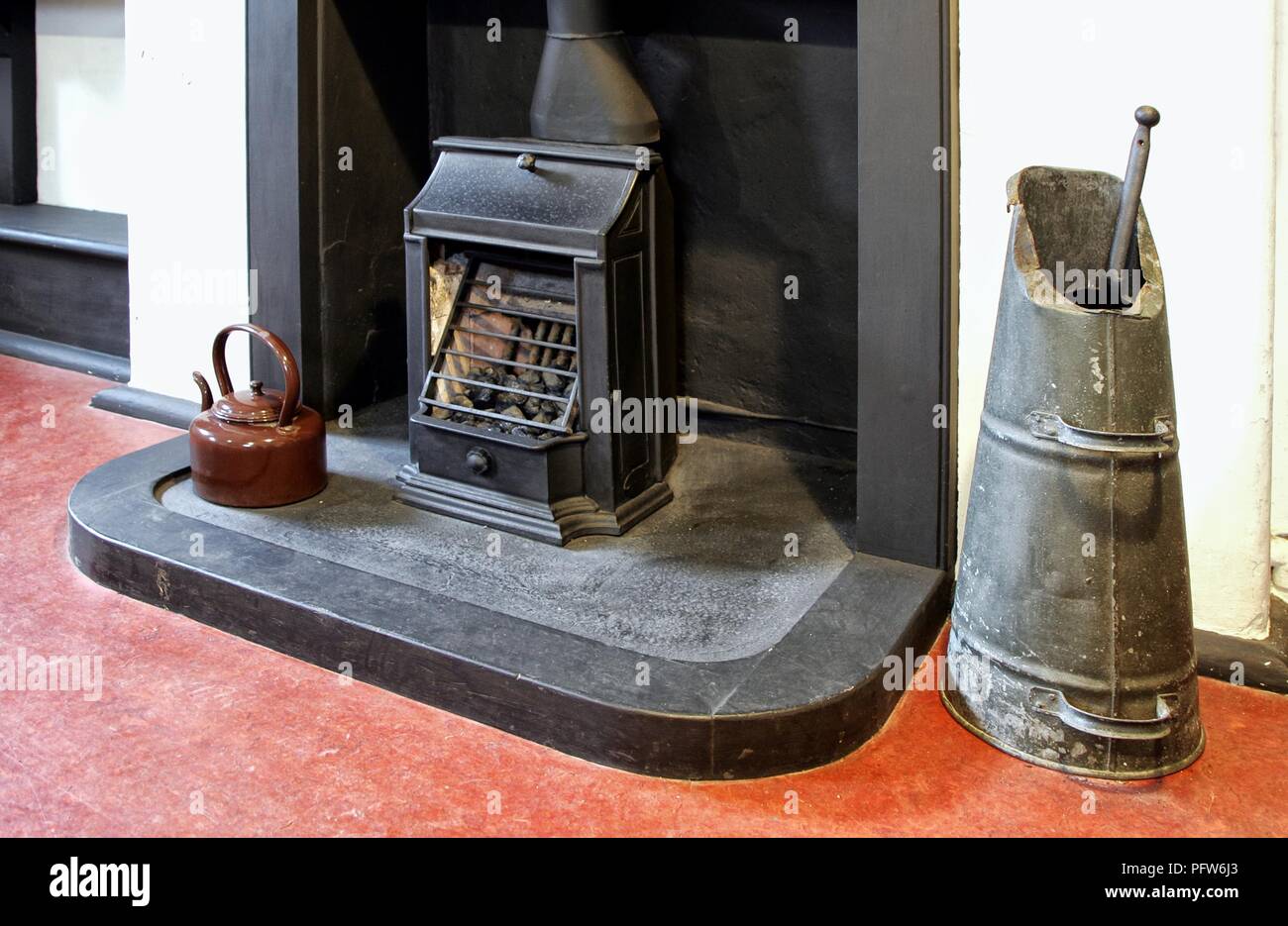 Vieille cheminée, grille, grille du charbon et de l'émail électrique dans  une ancienne maison Photo Stock - Alamy