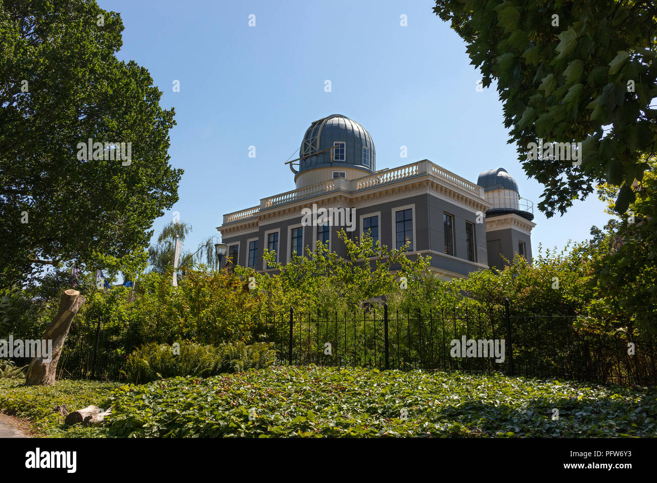 Leiden, Pays-Bas - Juillet 12B, 2018 : observatoire astronomique dans l'Hortus Botanicus Leiden Banque D'Images