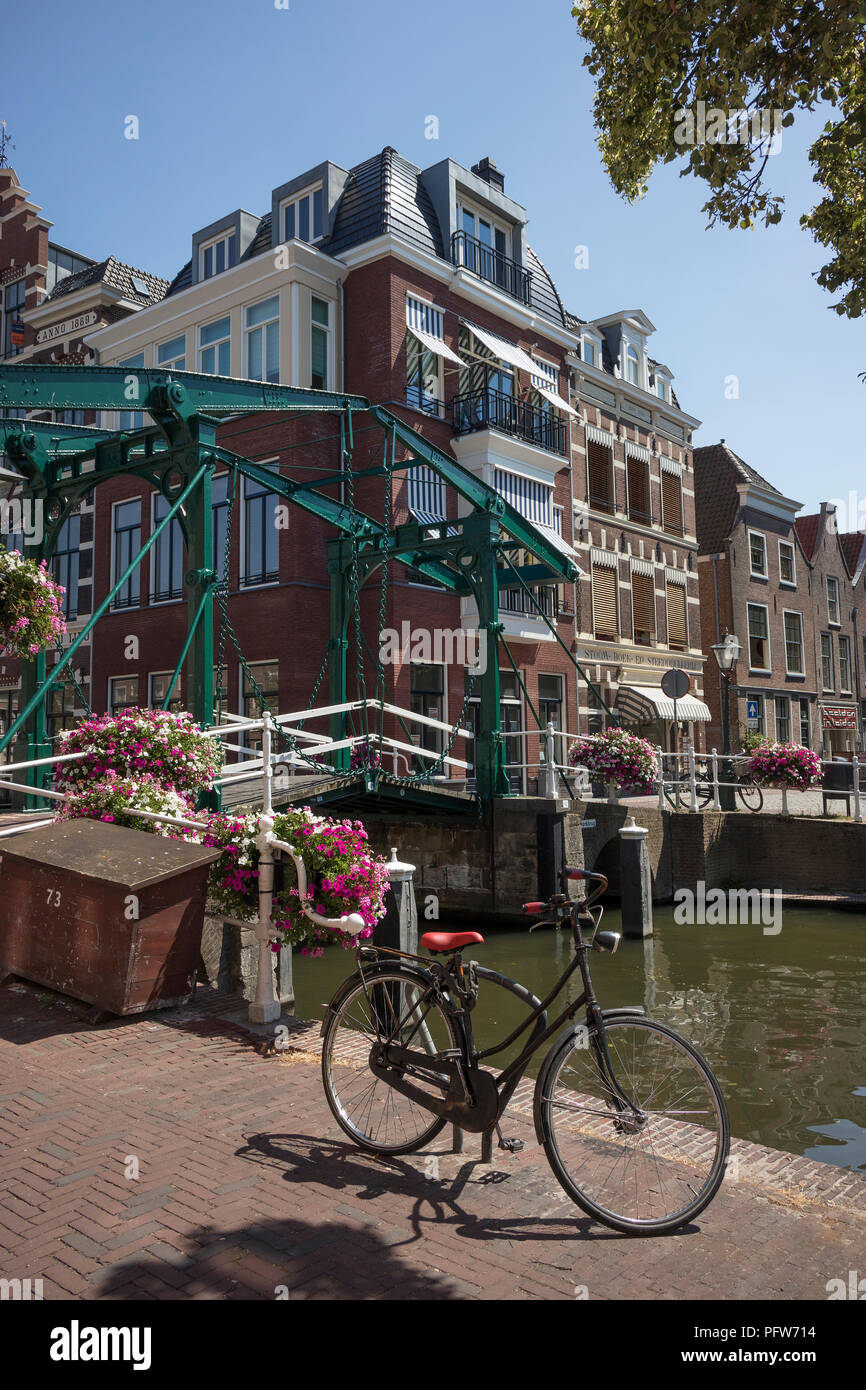 Leiden, Pays-Bas - 3 août 2018 : vue sur un canal historique de Leiden et pont en été appelé Oude Rijn Banque D'Images