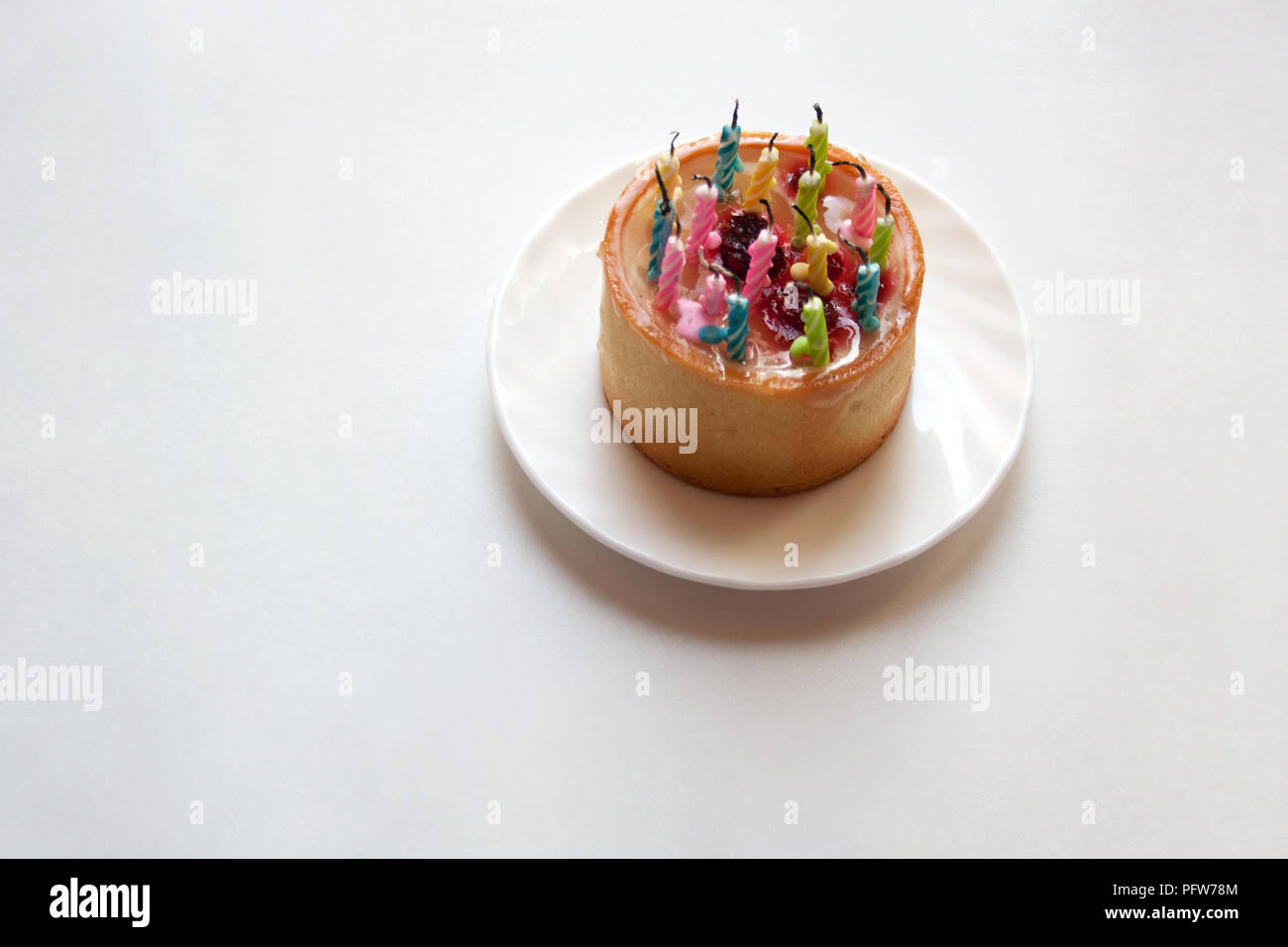 Petit Gateau D Anniversaire Avec Des Bougies Sur Fond Blanc Avec Copie Espace Photo Stock Alamy Petit Gateau D Anniversaire Avec Des Bougies Sur Fond Blanc Avec Copie Espace Photo Stock Alamy