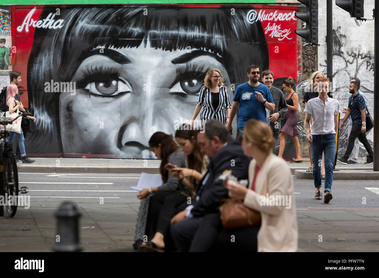 Les Londoniens devant une peinture murale récente à Shoreditch (par l'artiste Jules Muck) d'Âme Reine Aretha Franklin qui est mort quelques jours plus tôt, le 20 août 2018, à Londres, en Angleterre. Banque D'Images