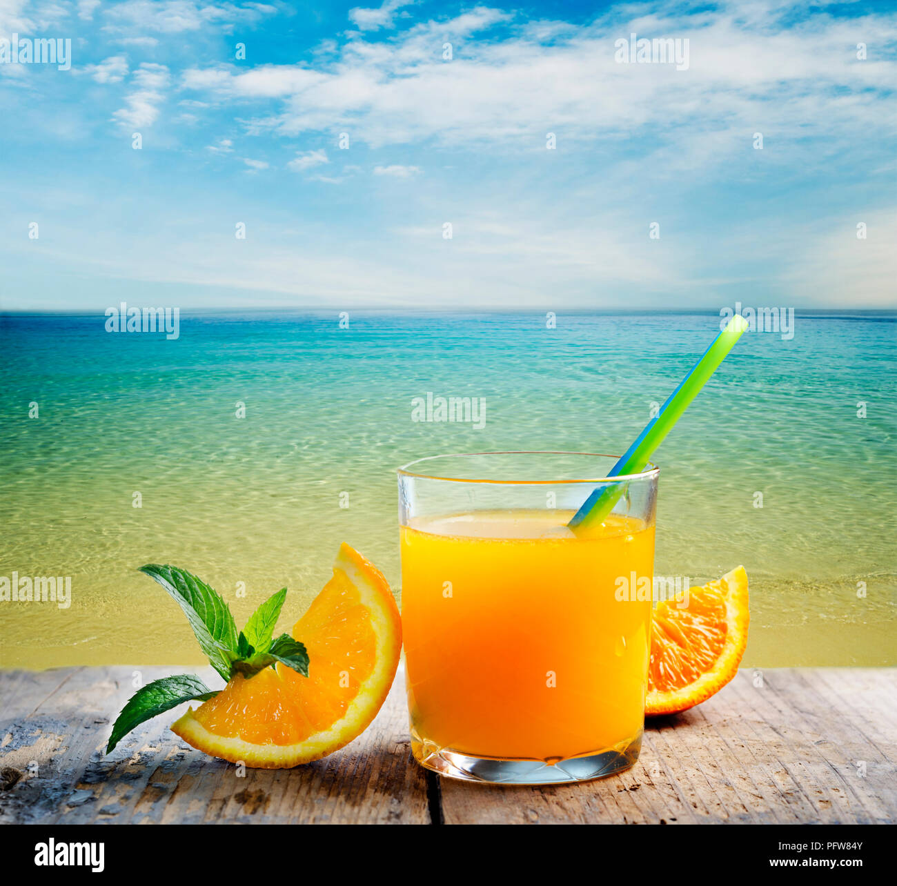 Orange Summer Cocktail Sur La Plage Banque Dimages Photo