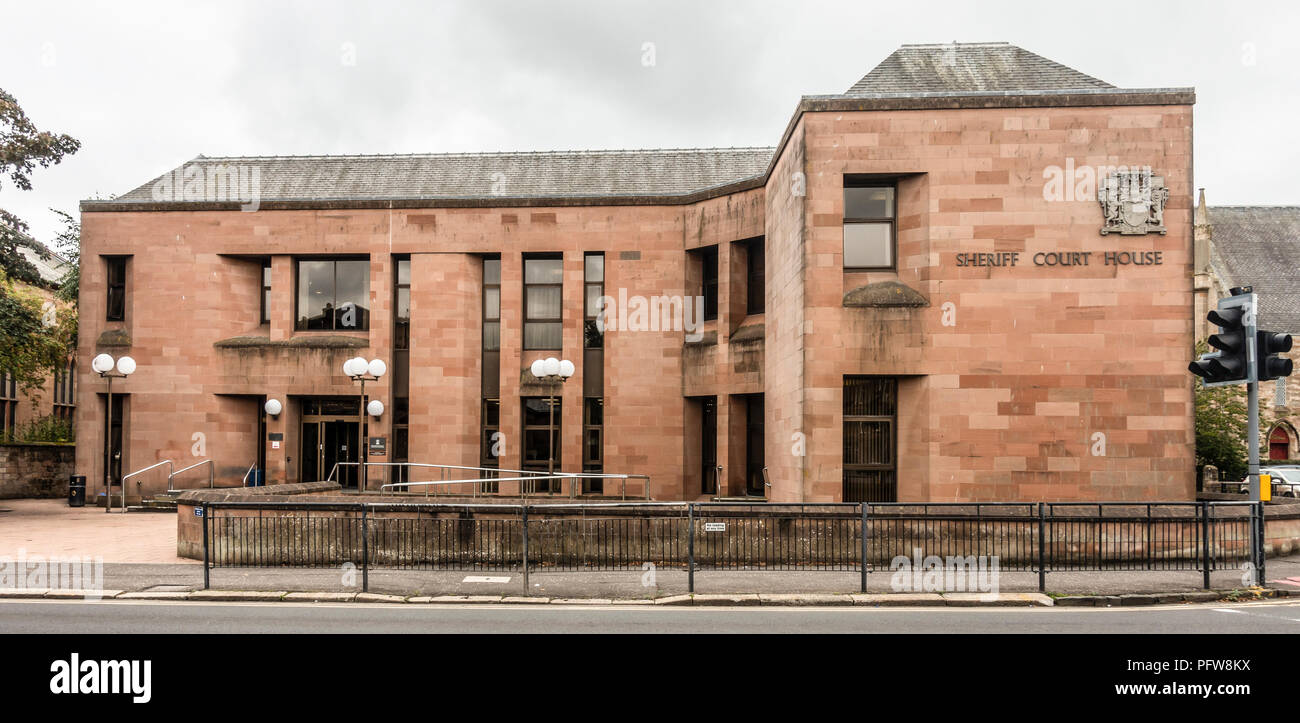 De l'extérieur et l'entrée à Kilmarnock Sheriff Court, l'un des tribunaux les plus achalandés de l'Ecosse, a ouvert ses portes en 1986. Il abrite également la Cour de juge de paix. Banque D'Images