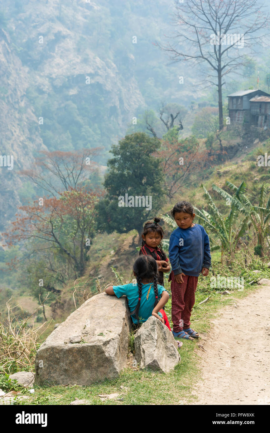 Nepal-March 28, 2018 : trois petites filles se tenir sur le bord de la route de montagne le 28 mars 2018 au Népal. Banque D'Images